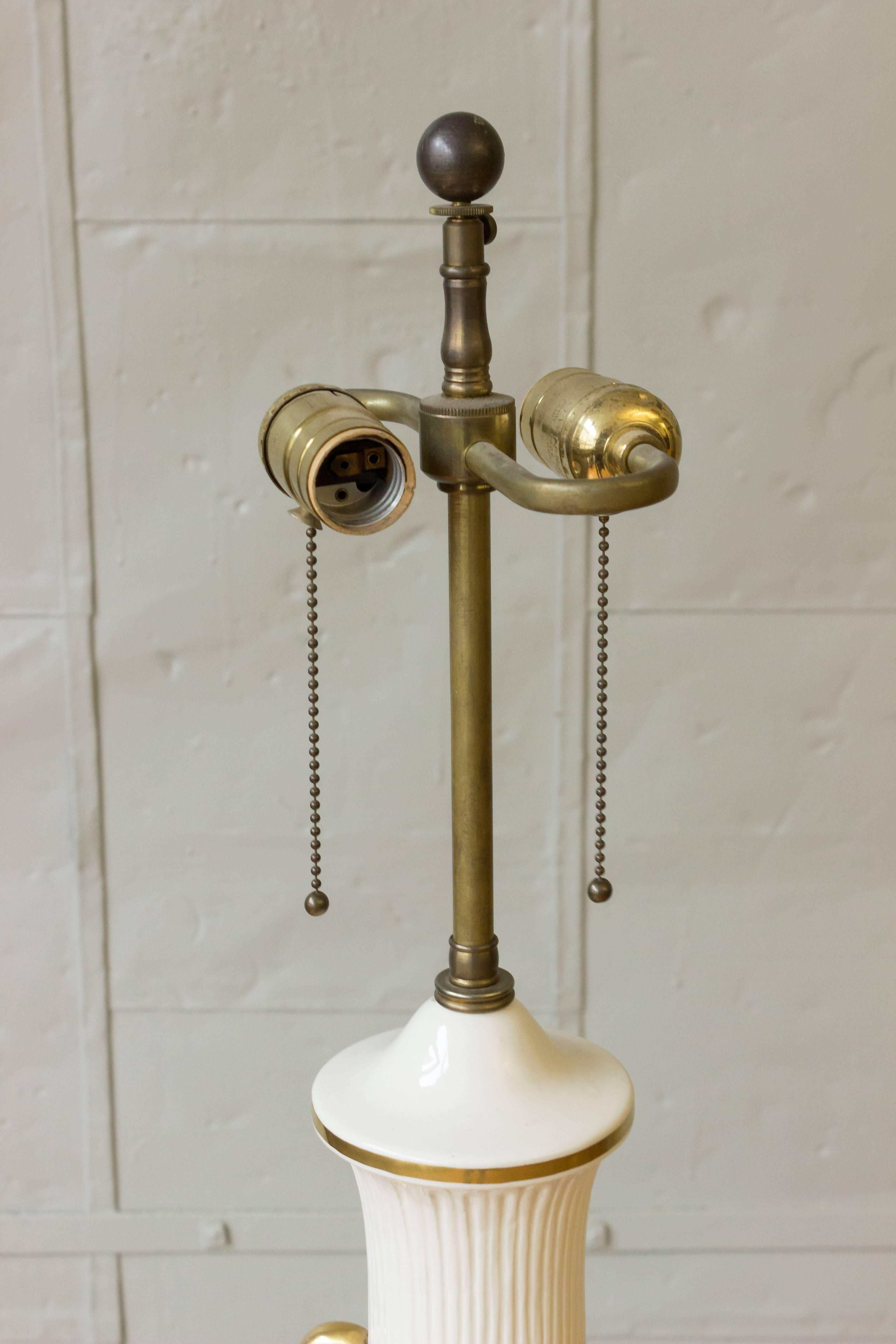 Milieu du XXe siècle Grande lampe française des années 1940 en porcelaine blanche et or en vente