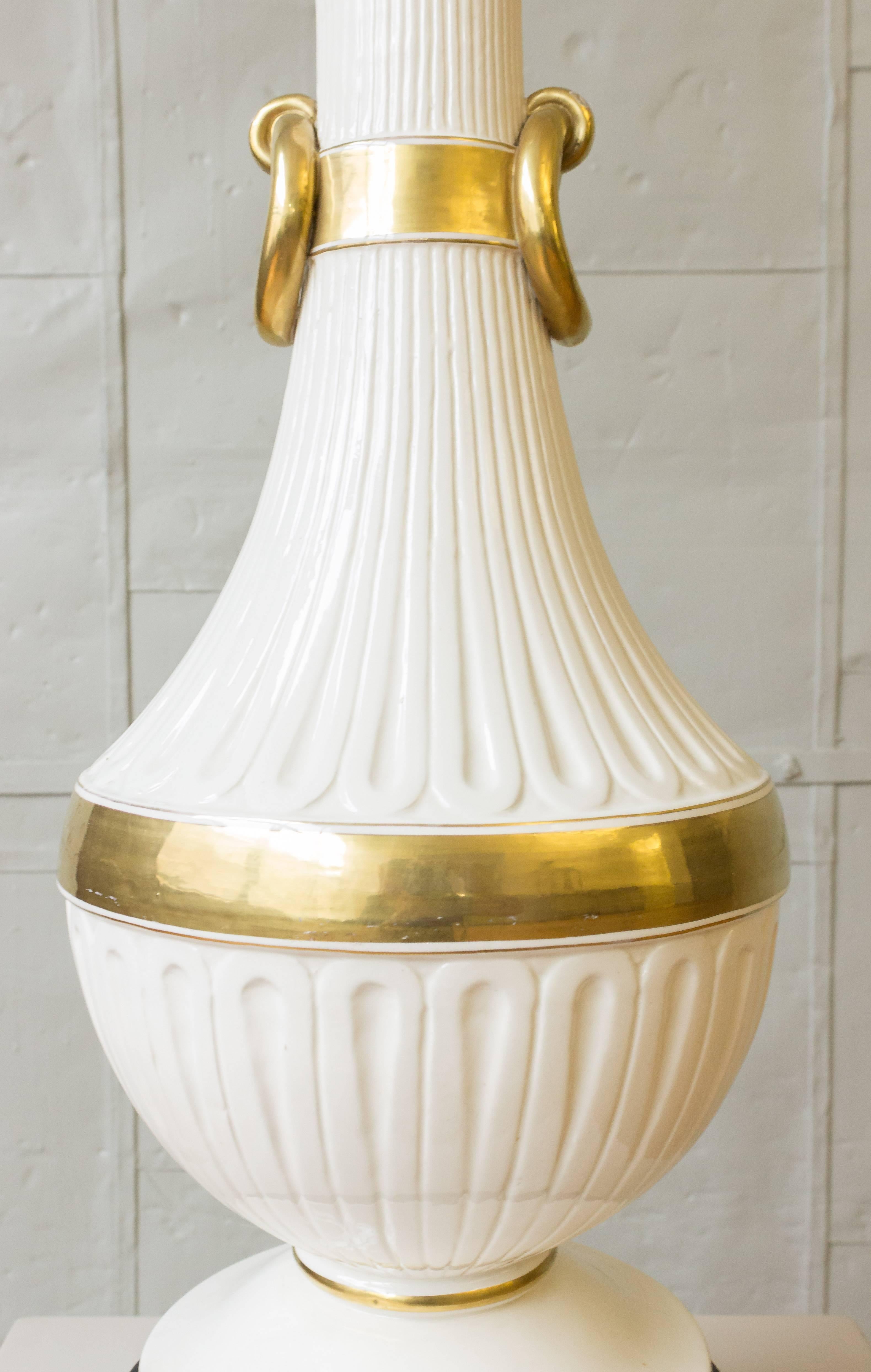 Art déco Grande lampe française des années 1940 en porcelaine blanche et or en vente