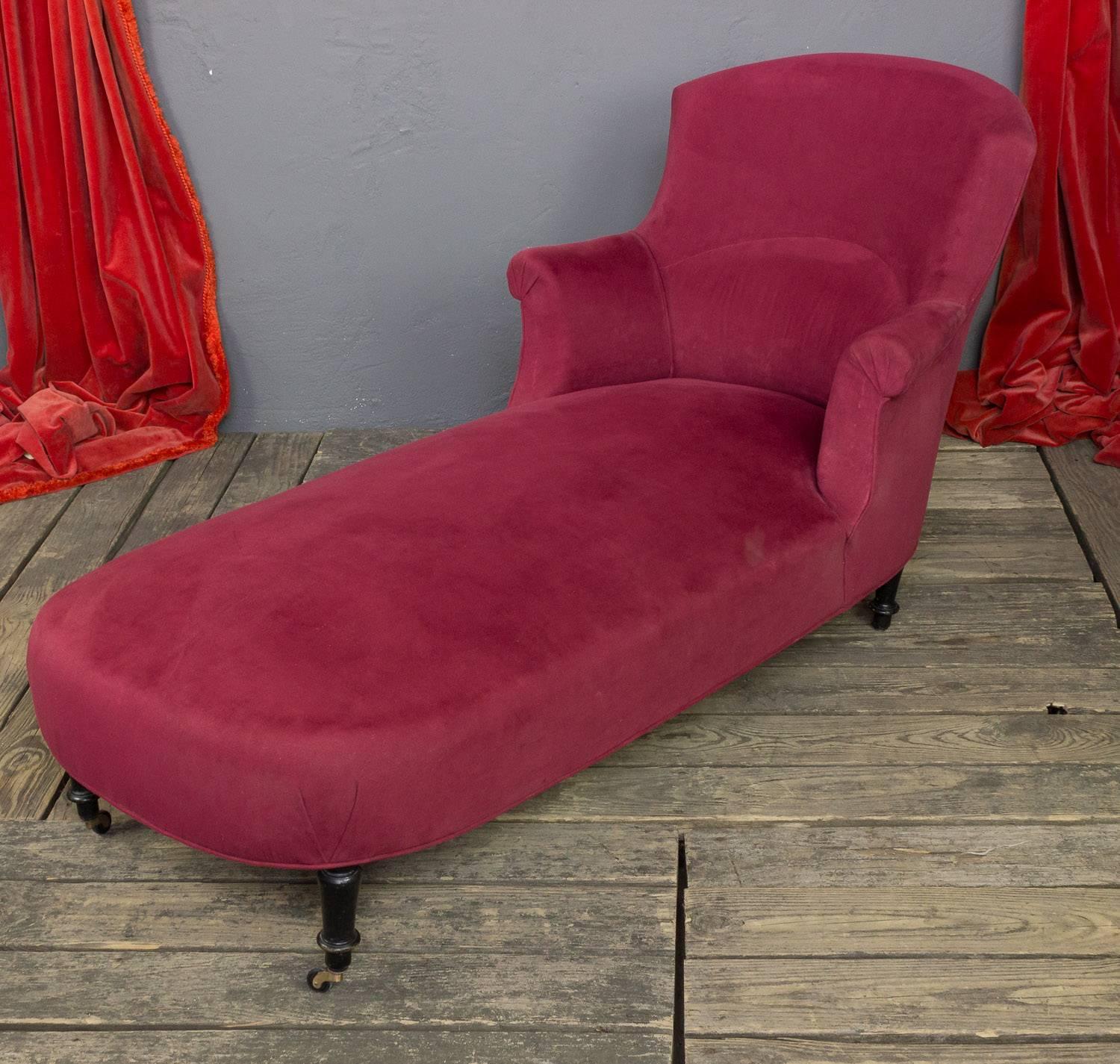 French 19th century Napoleon III chaise longue in vintage red velvet. Sold as is.
 
