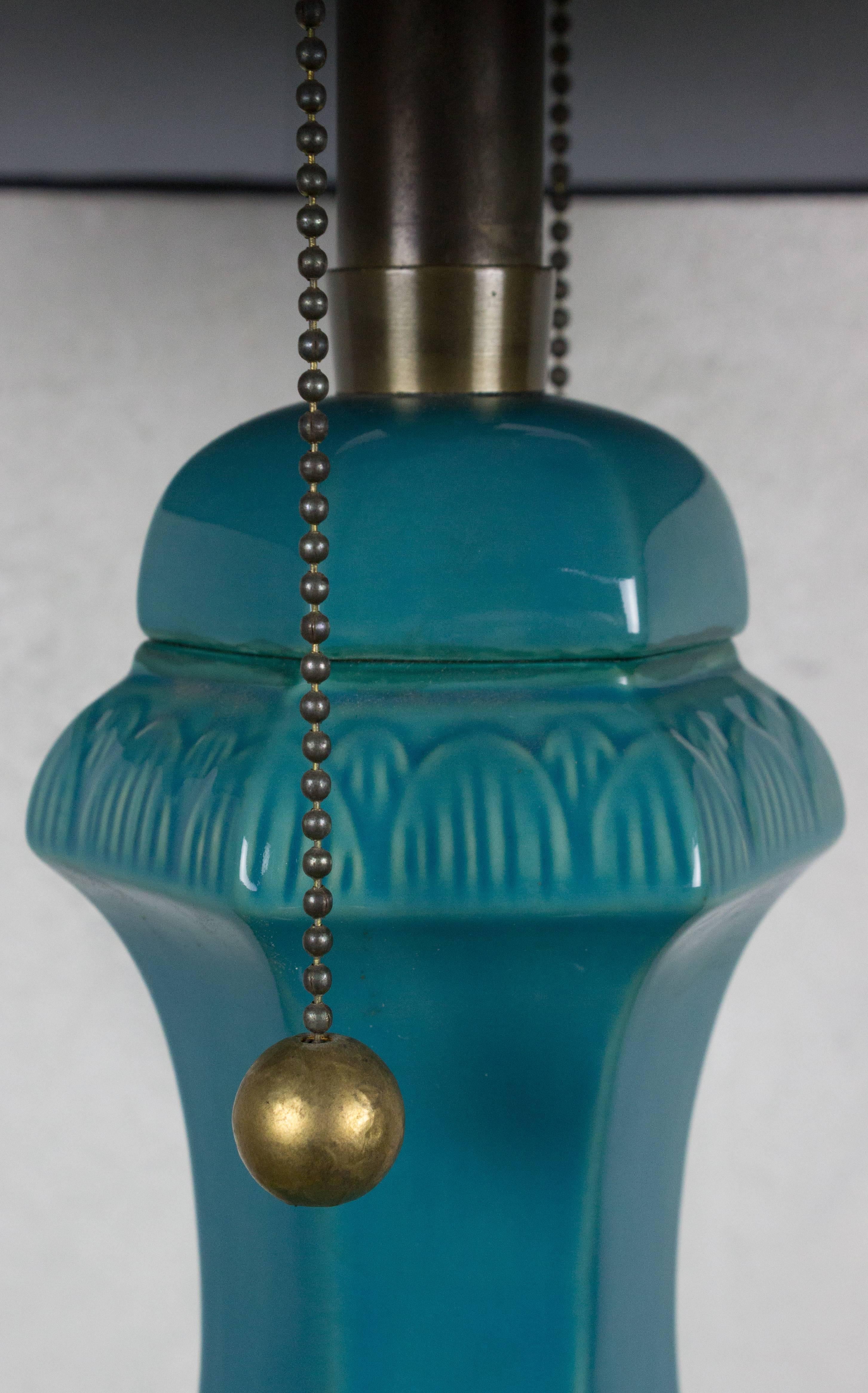 Français Lampe française en céramique turquoise des années 1940 avec motif asiatique en vente