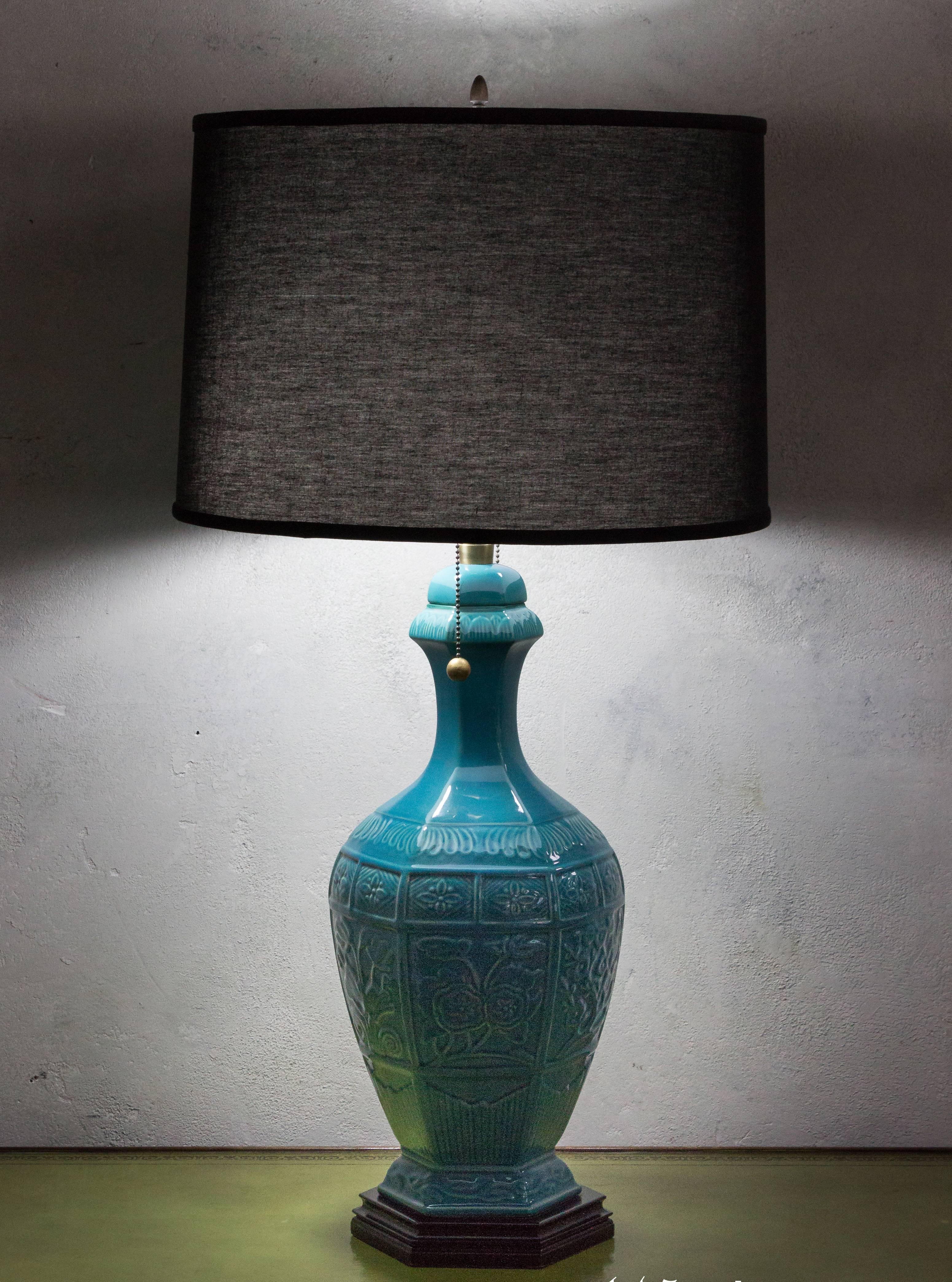 Mid-20th Century French 1940s Turquoise Ceramic Lamp with Asian Motif For Sale