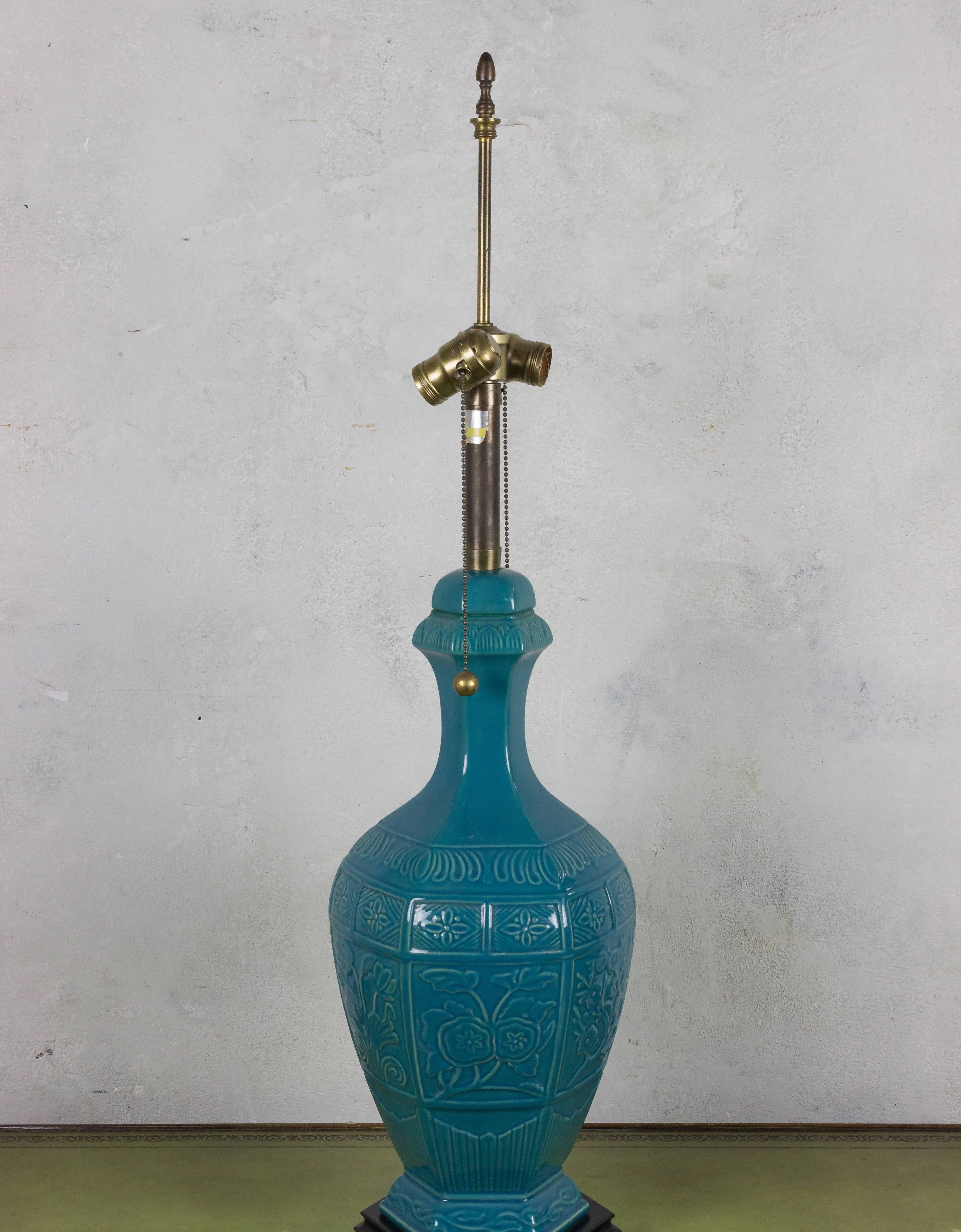 French 1940s Turquoise Ceramic Lamp with Asian Motif For Sale 1