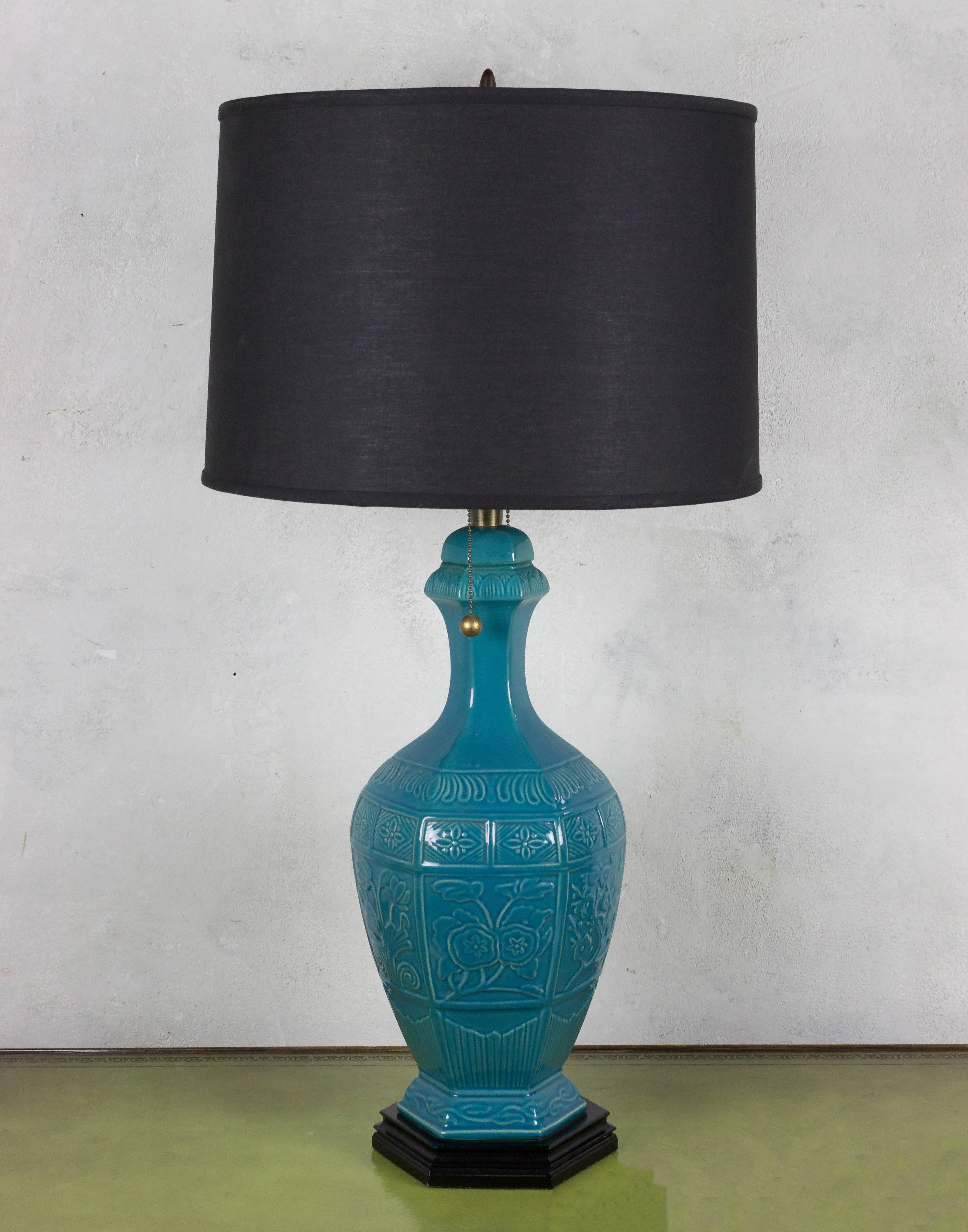 French 1940s Turquoise Ceramic Lamp with Asian Motif For Sale 3