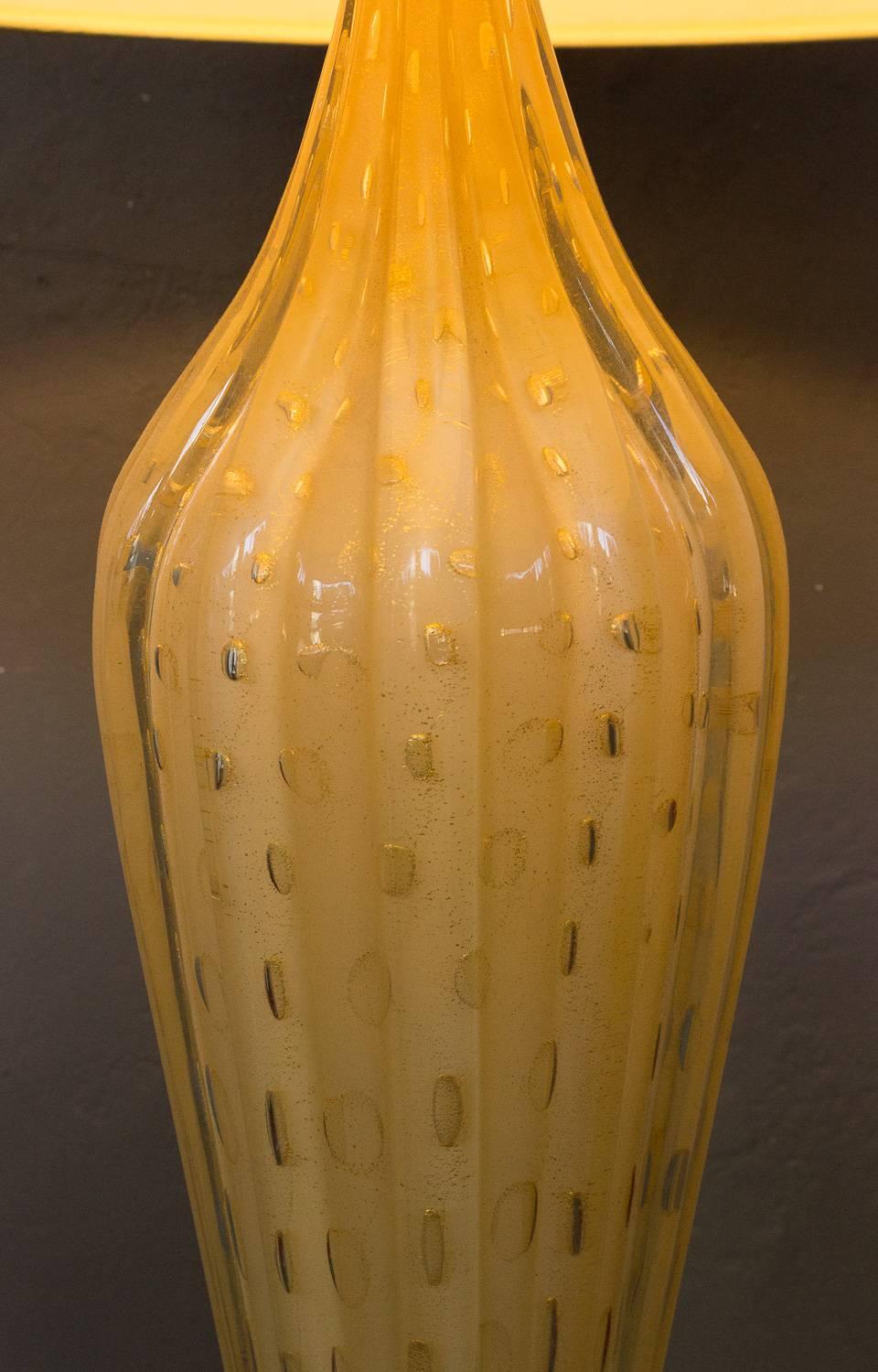 Verre brun Lampe italienne en verre de Murano jaune doré des années 1940 en vente
