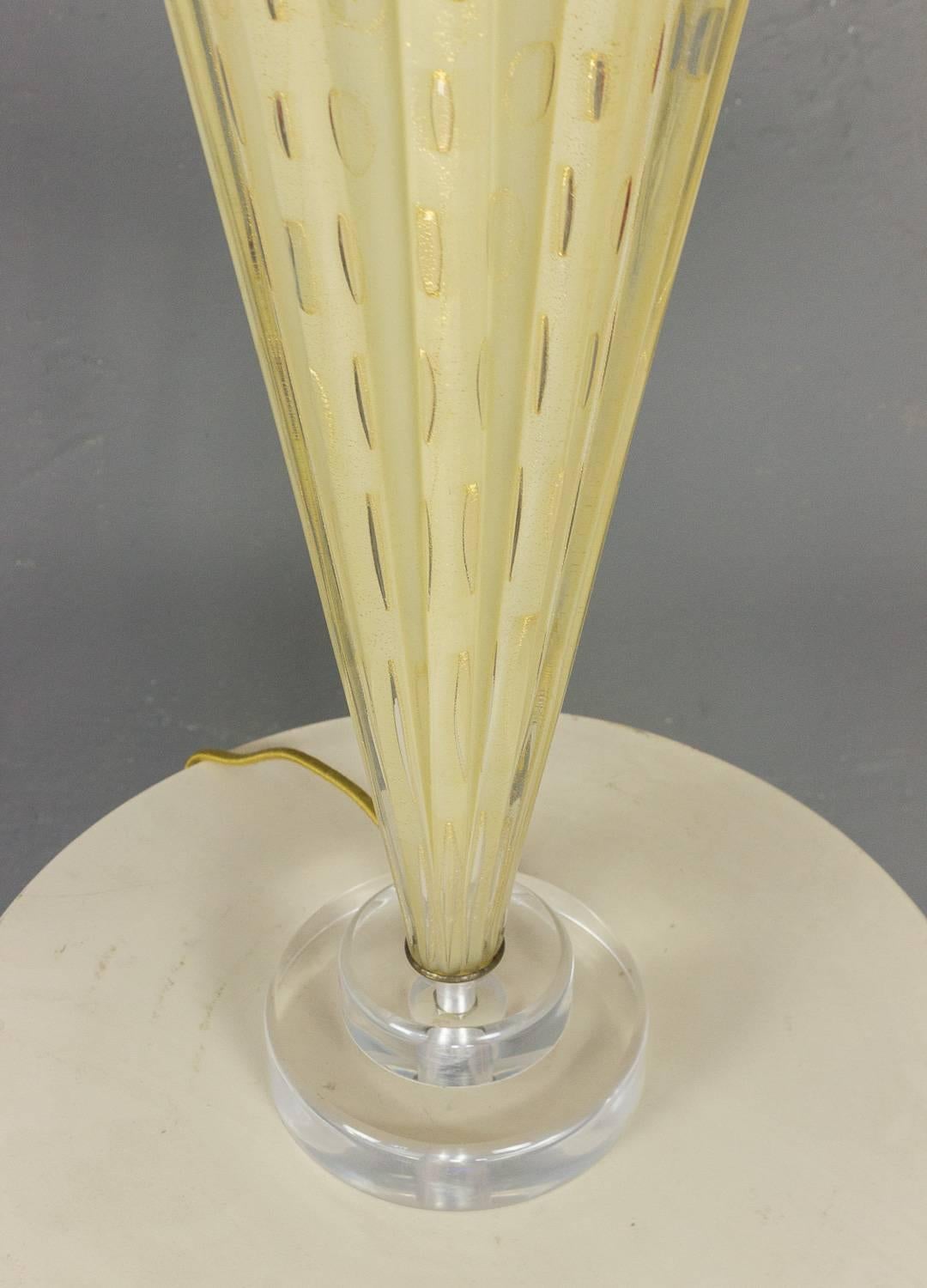 Milieu du XXe siècle Lampe italienne en verre de Murano jaune doré des années 1940 en vente