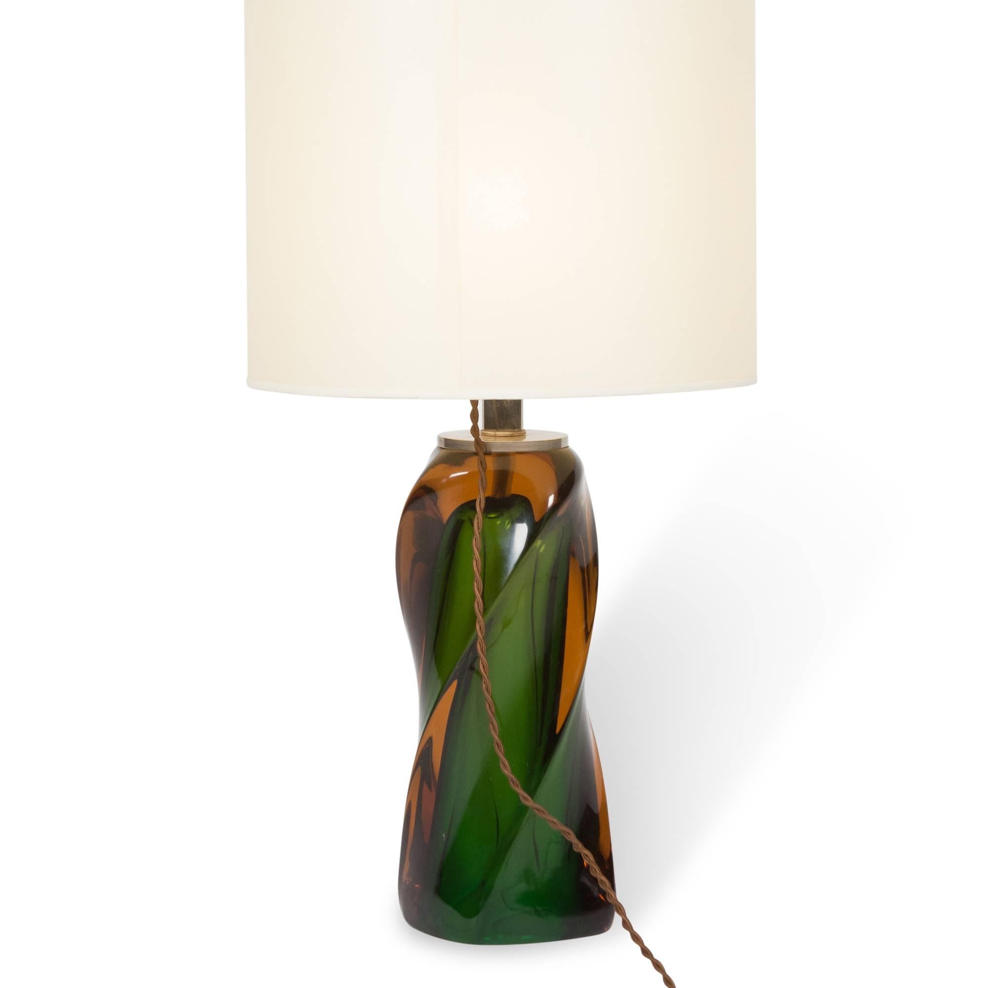 Green and red Sommerso glass table lamp of a gentle torsade form in custom silk shade by Fulvio Bianconi for Venini, Italian, 1950s. Measures: 4 in. D base, 14 in. D shade at widest, 27 in. H.
  
