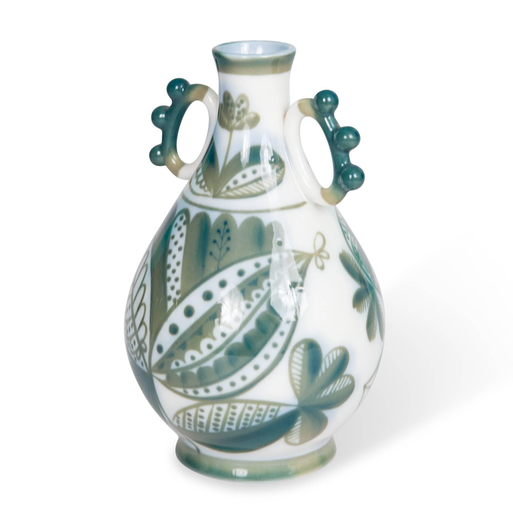 Leningrad Porcelain Vase, Soviet, 1920s In Excellent Condition For Sale In Hoboken, NJ