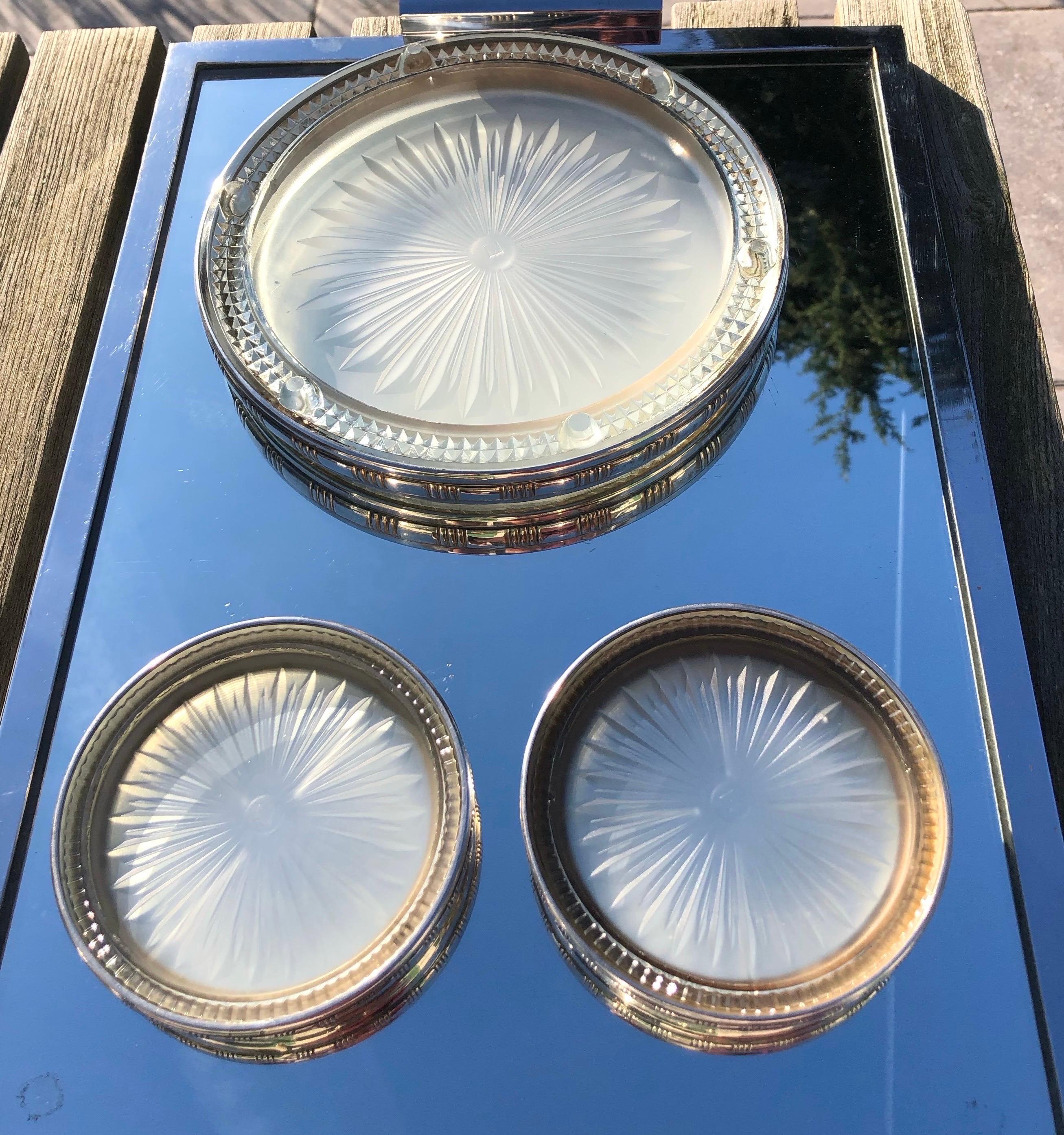 Dos posavasos franceses y un salvamanteles de cristal grueso y chapa de plata circa 1930 en venta 1
