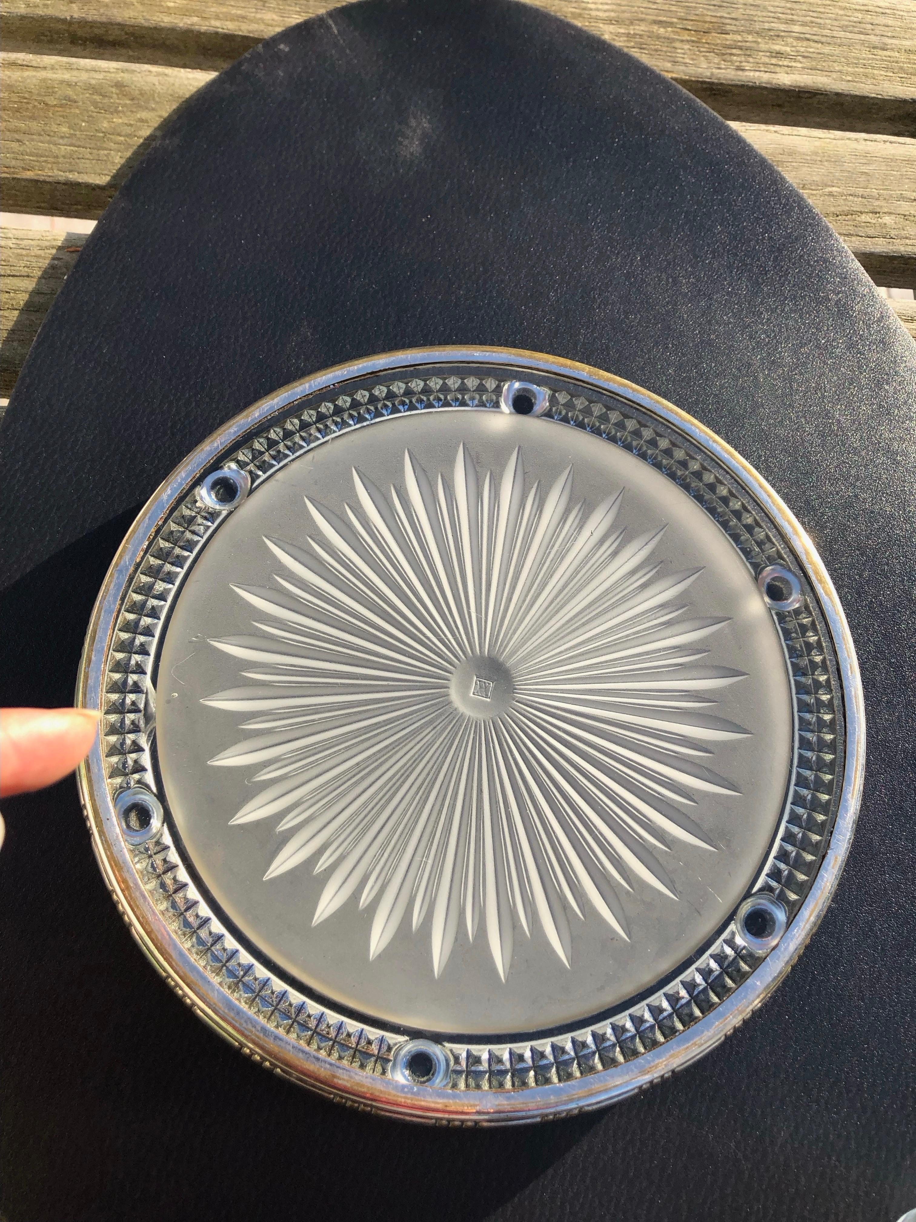 Dos posavasos franceses y un salvamanteles de cristal grueso y chapa de plata circa 1930 en venta 2