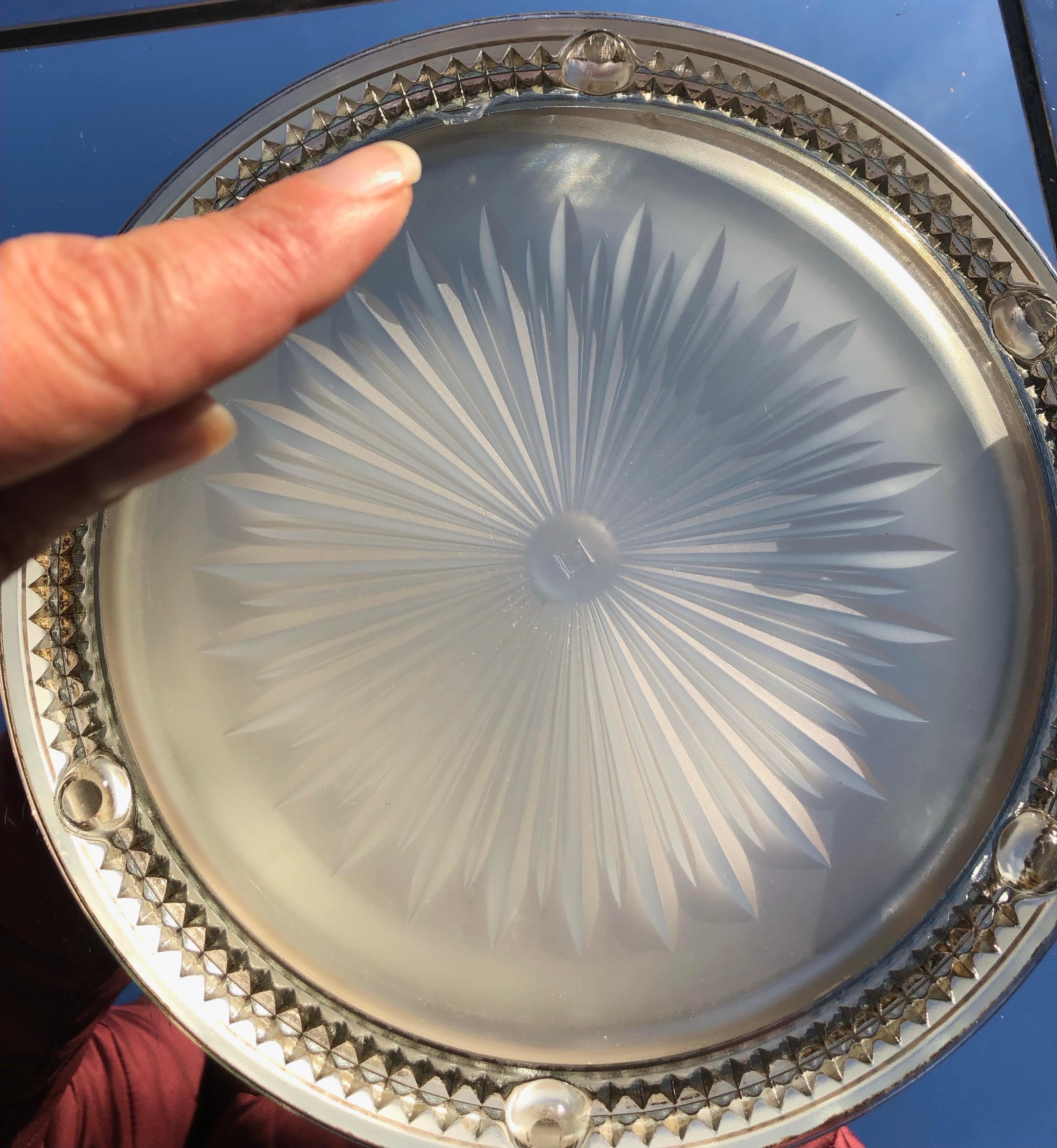 Dos posavasos franceses y un salvamanteles de cristal grueso y chapa de plata circa 1930 Chapado en plata en venta