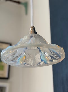 Lampade a sospensione in stile Art Déco in vetro opalescente firmate da Alain Boris Lacroix