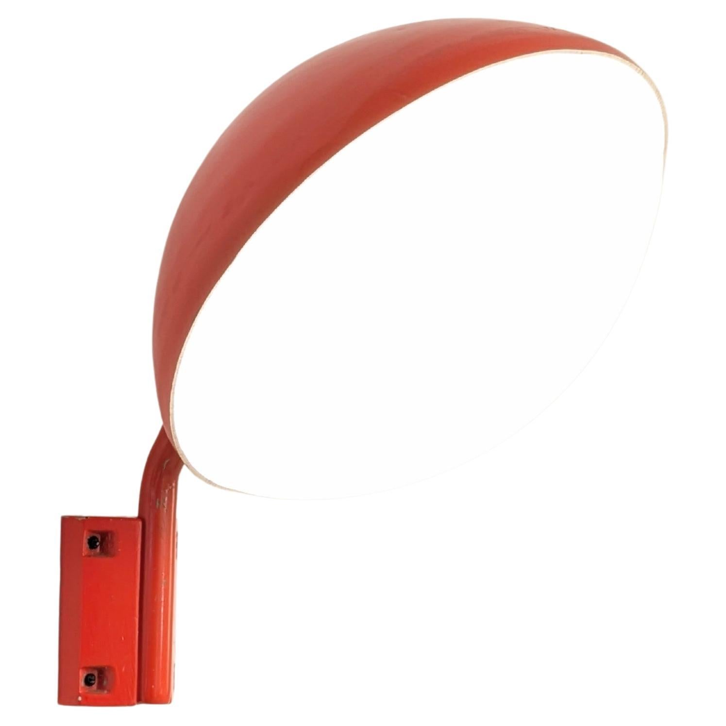 Candela e Fontana Arte sono due fabbriche di vetro dell'isola di Murano.
Entrambi con un background speciale, hanno presentato questo raro modello di applique da esterno.
Realizzata in alluminio fuso laccato rosso, doveva essere un'applique da