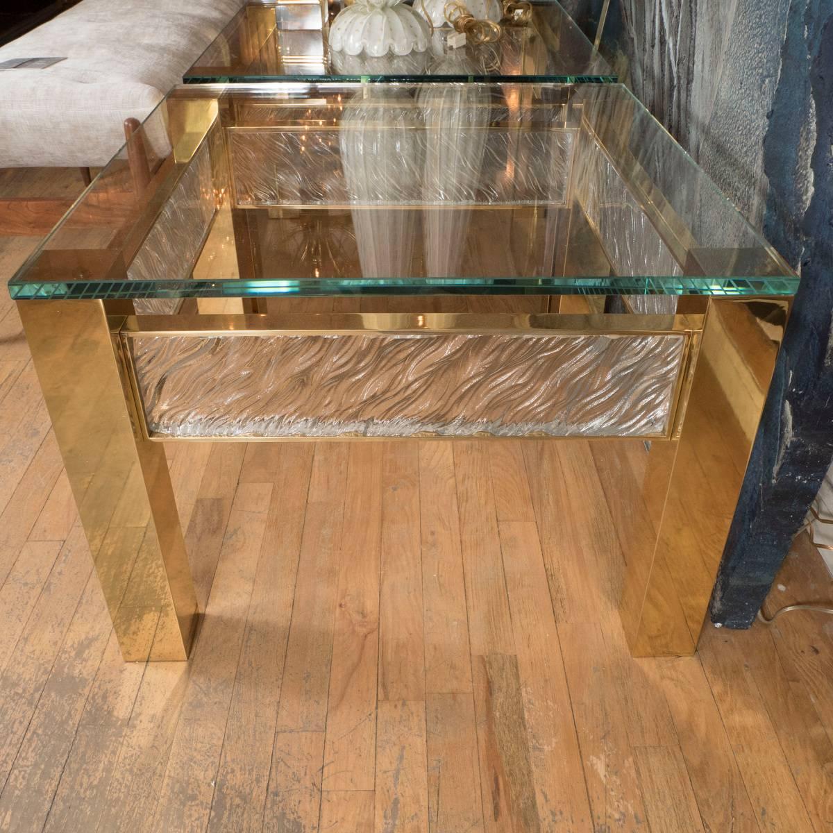 Mid-Century Modern  Table d'appoint carrée en laiton en vente
