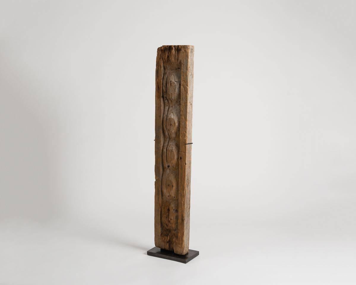 Pezzo unico.

Scolpito nel 1976, questo è un pezzo raro per il famoso scultore Yongjin Han, che di solito lavorava in pietra. Ciononostante, si tratta di un esempio quintessenziale delle sue composizioni serene.
 
