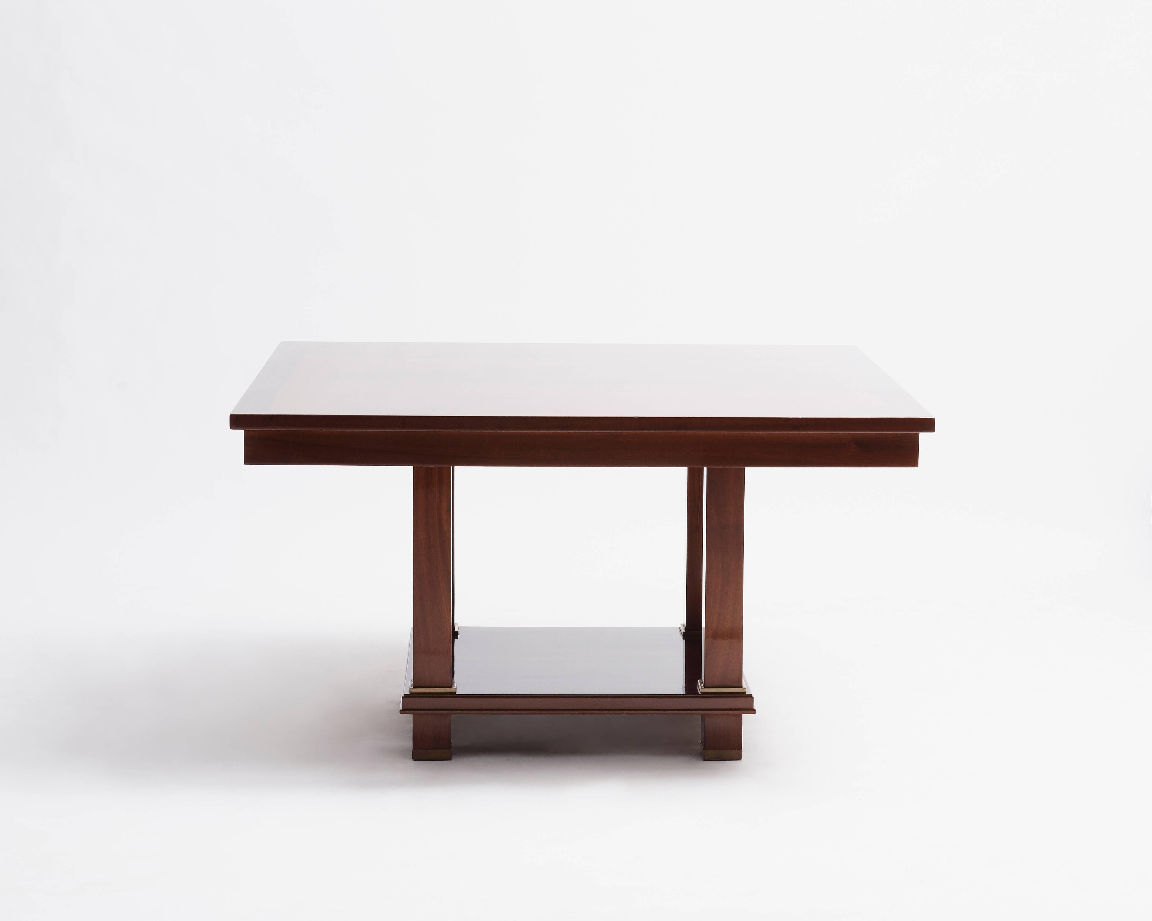 Cette table fait partie d'un projet que Jacques Adnet a entrepris avec son collègue André Arbus pour redécorer le Palais des Consuls de Rouen en 1955.