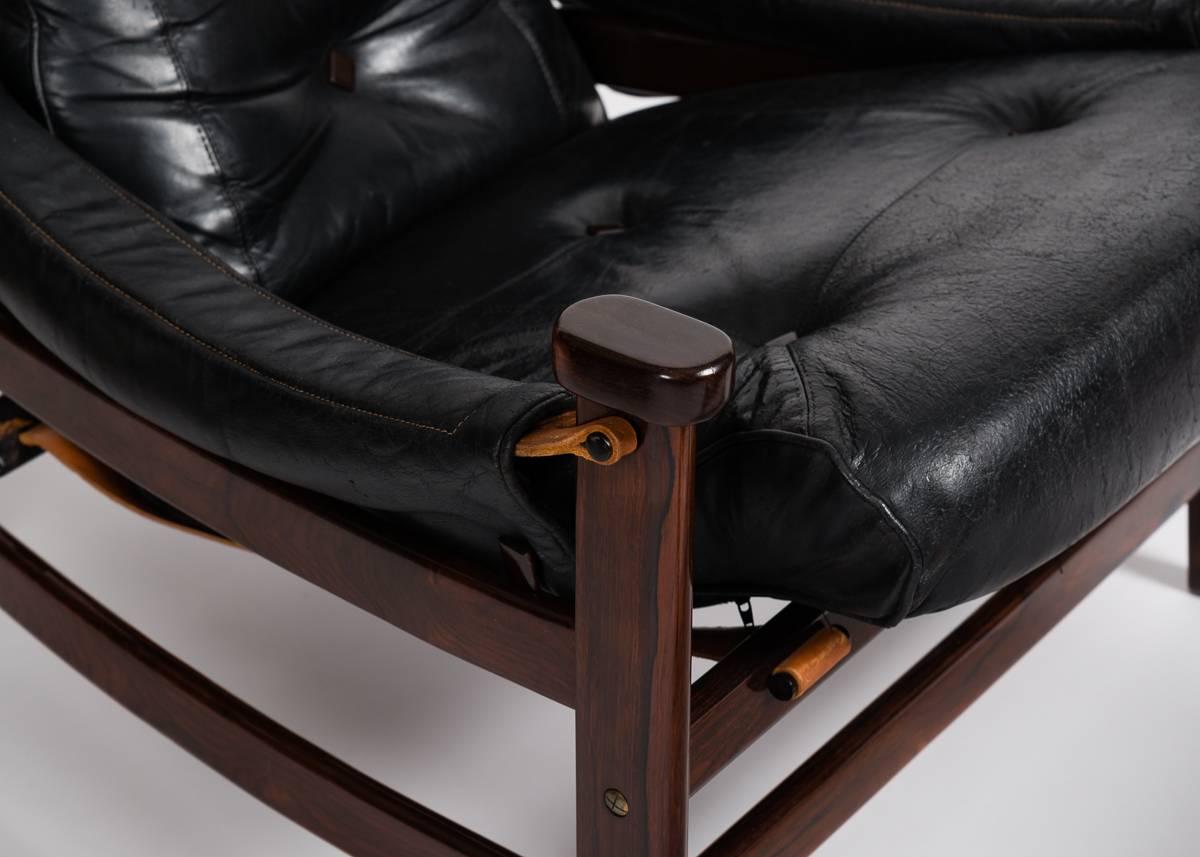 Dieser von Jean Gillon in den 1960er Jahren entworfene Sessel mit seinen geschwungenen Armlehnen, der zurückgelehnten Sitzfläche und dem plüschigen Lederbezug ist der Inbegriff brasilianischer Ästhetik. Das Stück wird mit einer passenden Ottomane