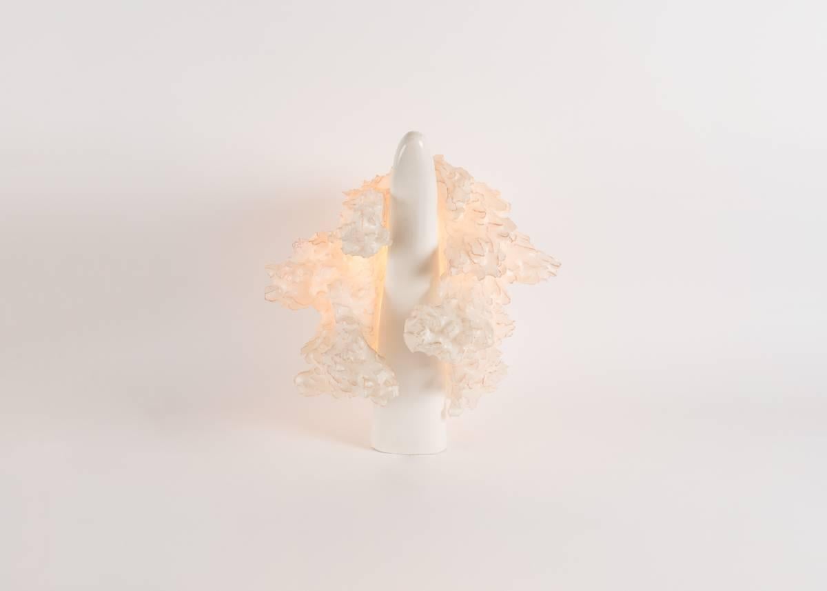 Die Serie Soma umfasst Lichtskulpturen, die in traditioneller Lampwork-Technik mit einer selbstwebender Membran über einer einzigartigen Struktur aus dünnen Glasstäben hergestellt werden. Als Inspiration für diese Skulpturen dienen Serfaty