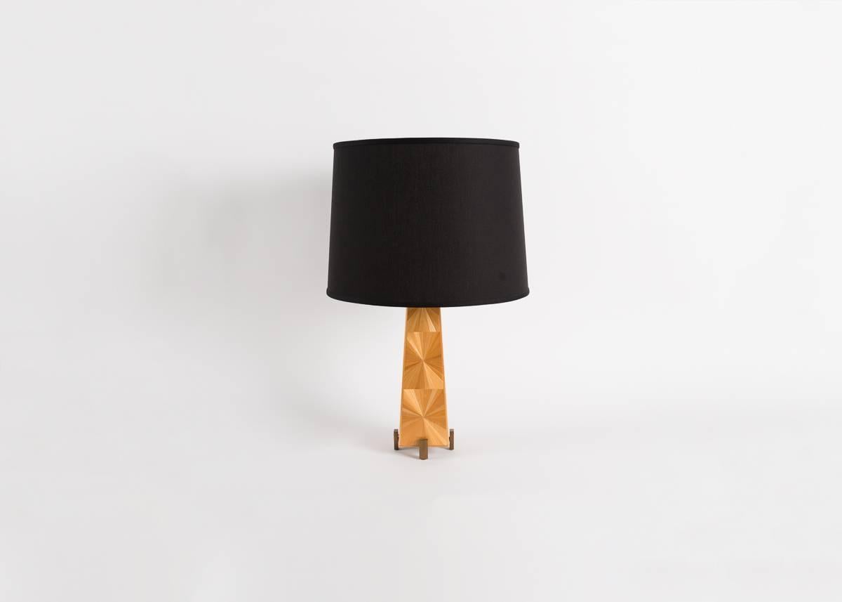 Straw marquetry on wood, patinated brass, taffeta shade.
Stamped: Nicolas Aubagnac