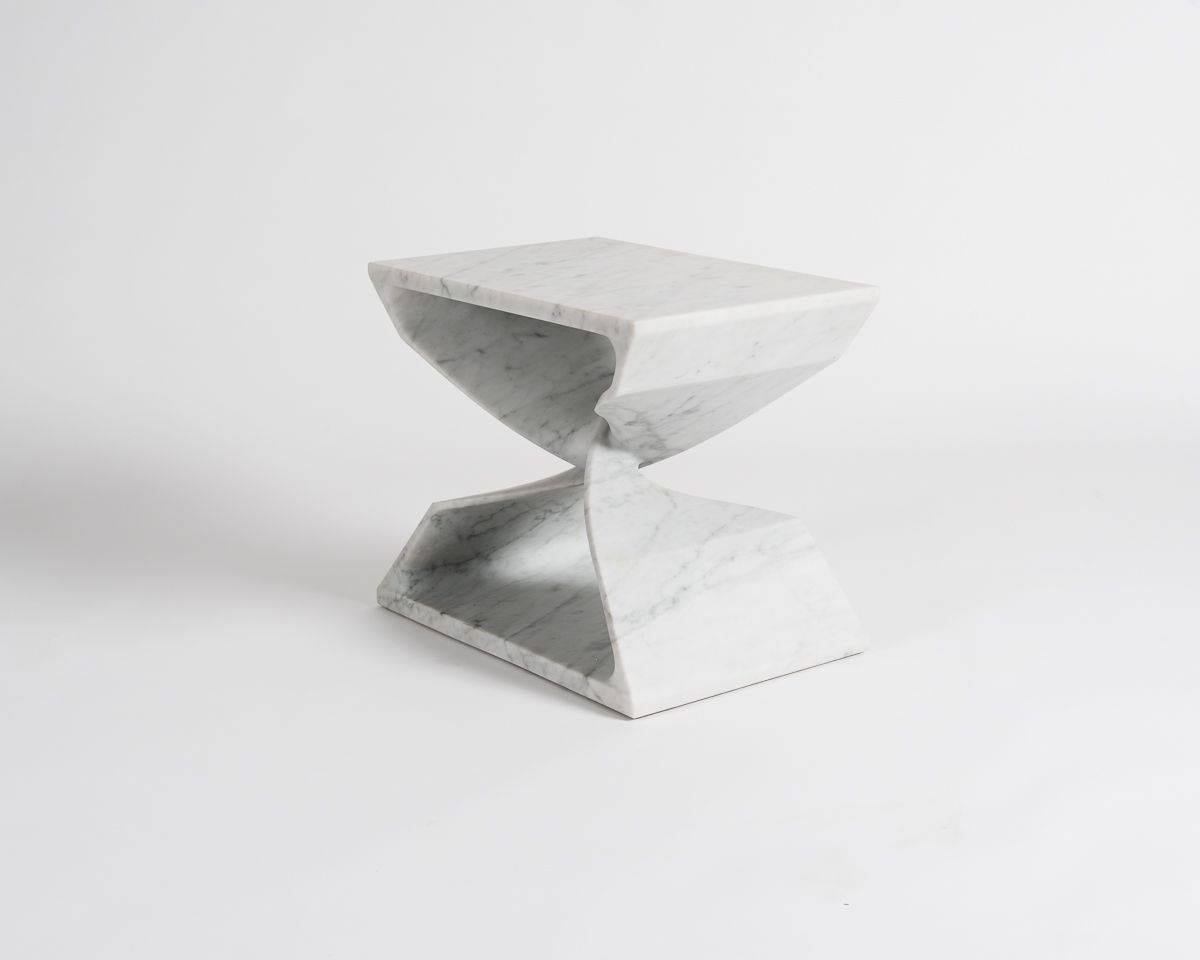 Dieser skulpturale, handgeschnitzte Hocker gehört zu einer Reihe zeitgenössischer Möbel, die durch die Verbindung von digitaler Technologie und traditioneller Handwerkskunst entstehen. Der aus einem einzigen Stück Carrera-Marmor gefertigte Hocker