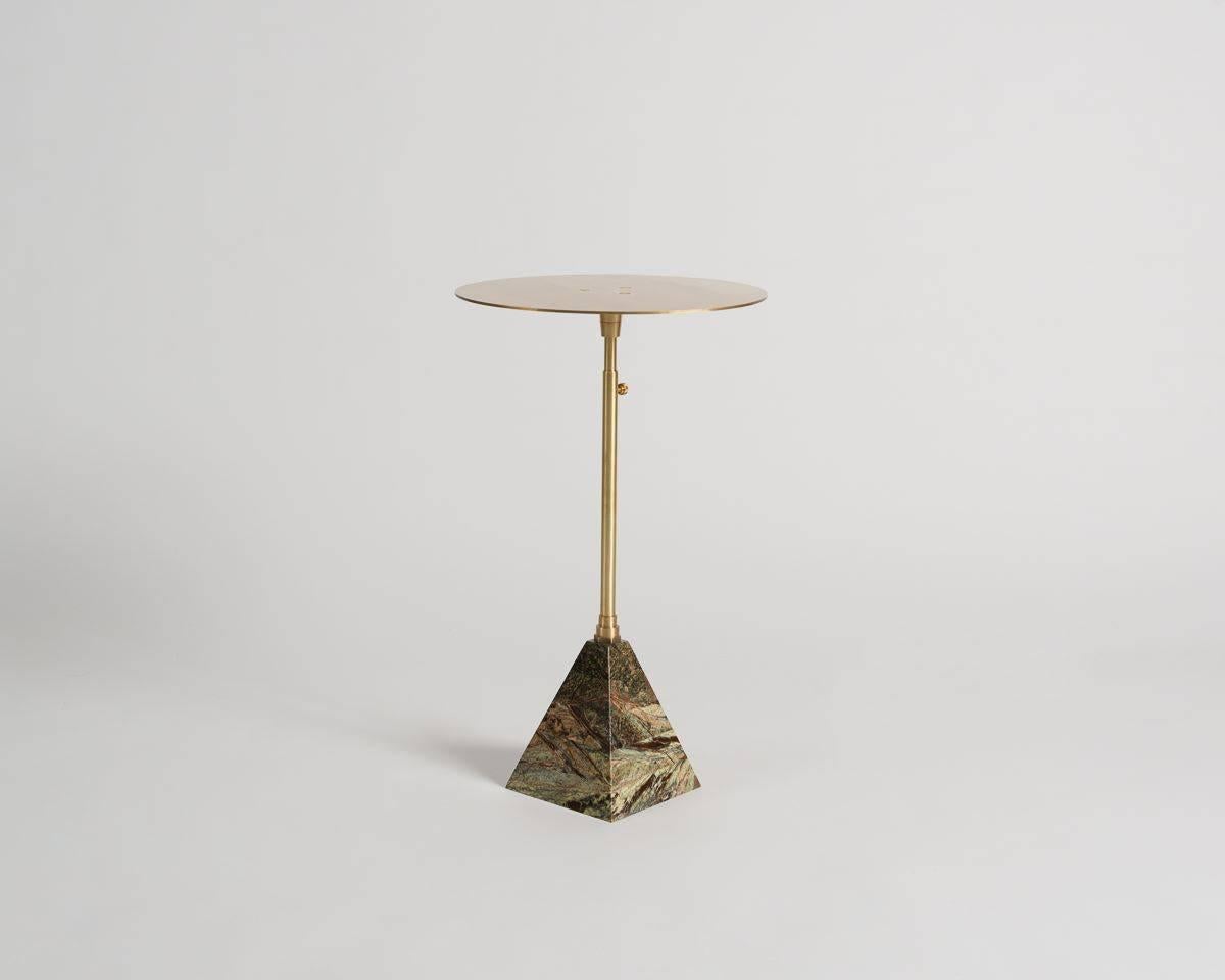 Ben Erickson, un artiste qui vit et travaille à Brooklyn, utilise les combinaisons de matériaux et d'esthétiques les plus célèbres du design du XXe siècle pour créer ses propres meubles sculptés, uniques et spectaculaires. Les tables de cocktail