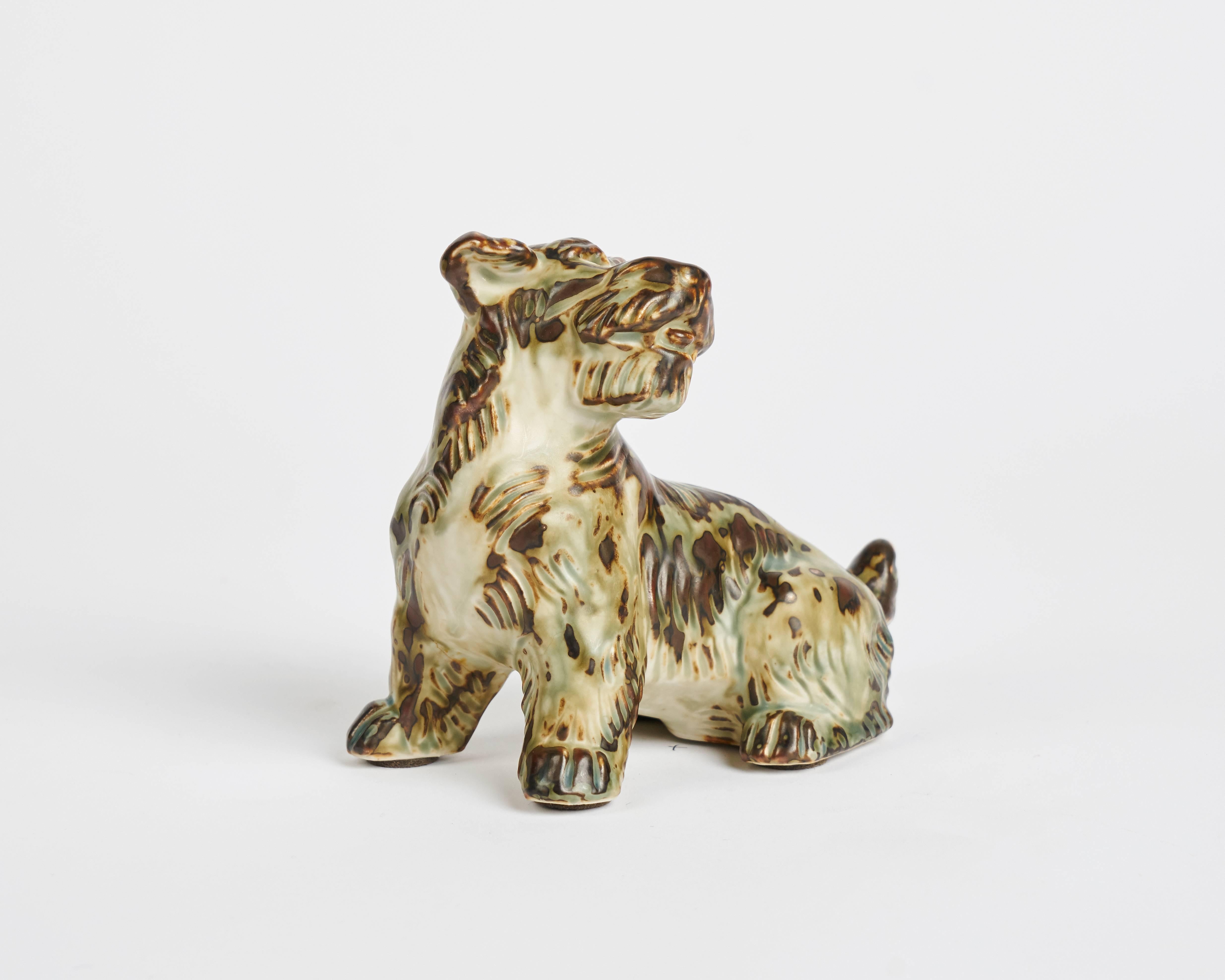 Questo terrier naturalistico e dinamico è stato disegnato da Knud Kyhn, che ha lavorato per Royal Copenhagen per gran parte della sua carriera. 

Numerato 20129. Inciso KK.
