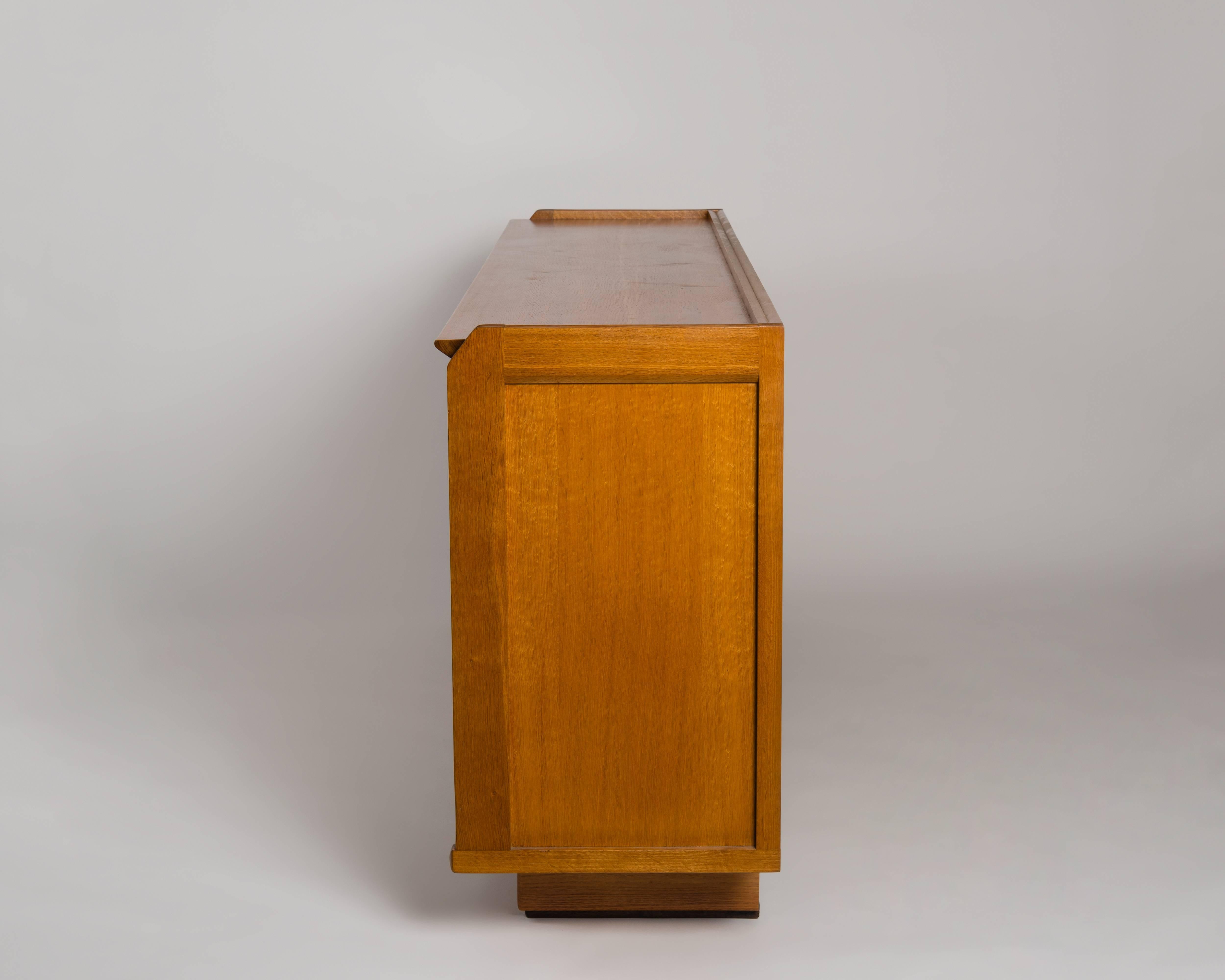 Guillerme et Chambron, Buffet du milieu du siècle dernier avec portes coulissantes, France, vers 1950 Bon état - En vente à New York, NY