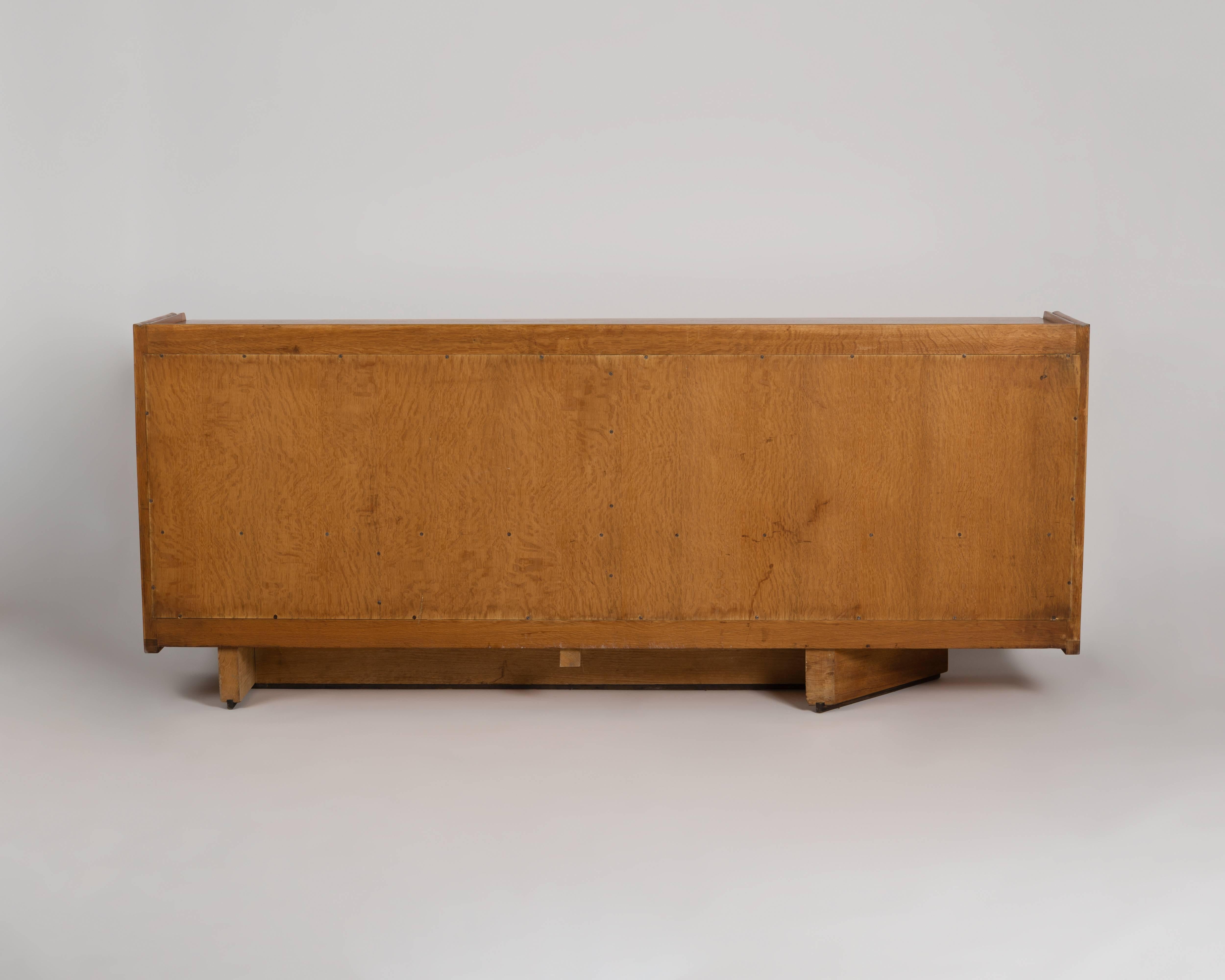 20ième siècle Guillerme et Chambron, Buffet du milieu du siècle dernier avec portes coulissantes, France, vers 1950 en vente