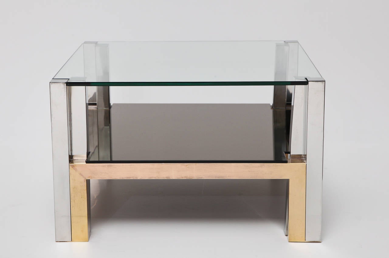 Ces tables basses carrées ont chacune deux niveaux, le haut en verre transparent et le bas en verre fumé, une légère variation reflétée par l'utilisation par Valsecchi du chrome dans des tons argentés et dorés.