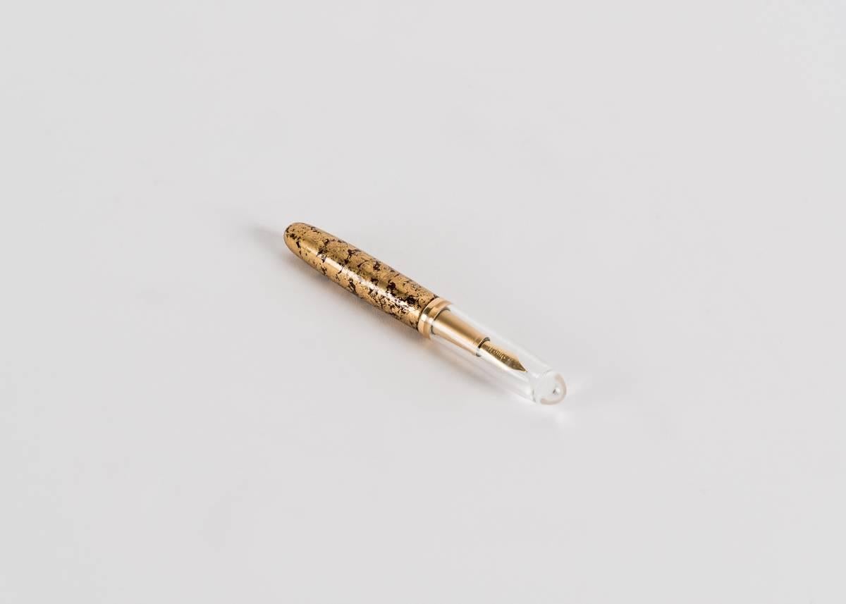 Sculptural fountain pen by Hervé Obligi.
Gold leaf lacquer, rock crystal, yellow gold.
Marked: HO
Unique piece.