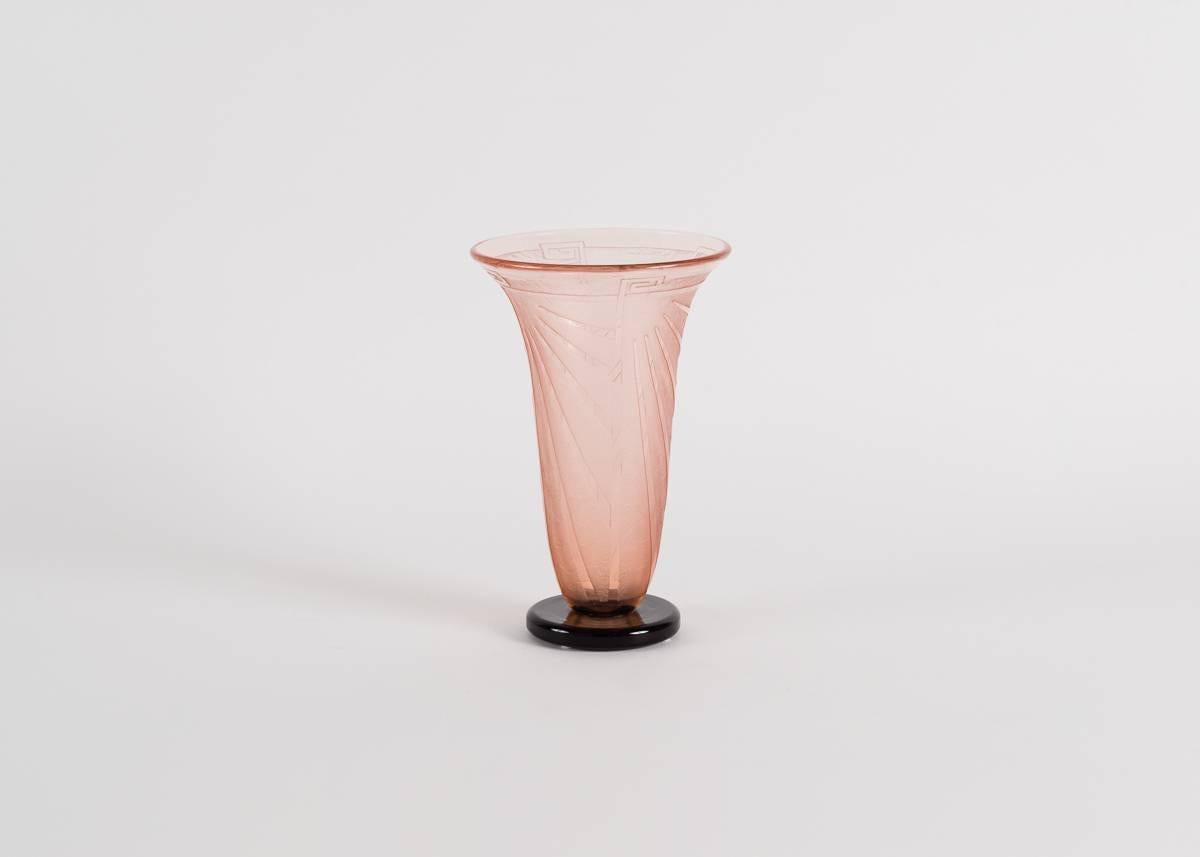Art Deco-Vase aus säuregeätztem Rauchglas von Charles Schneider.

Signiert 