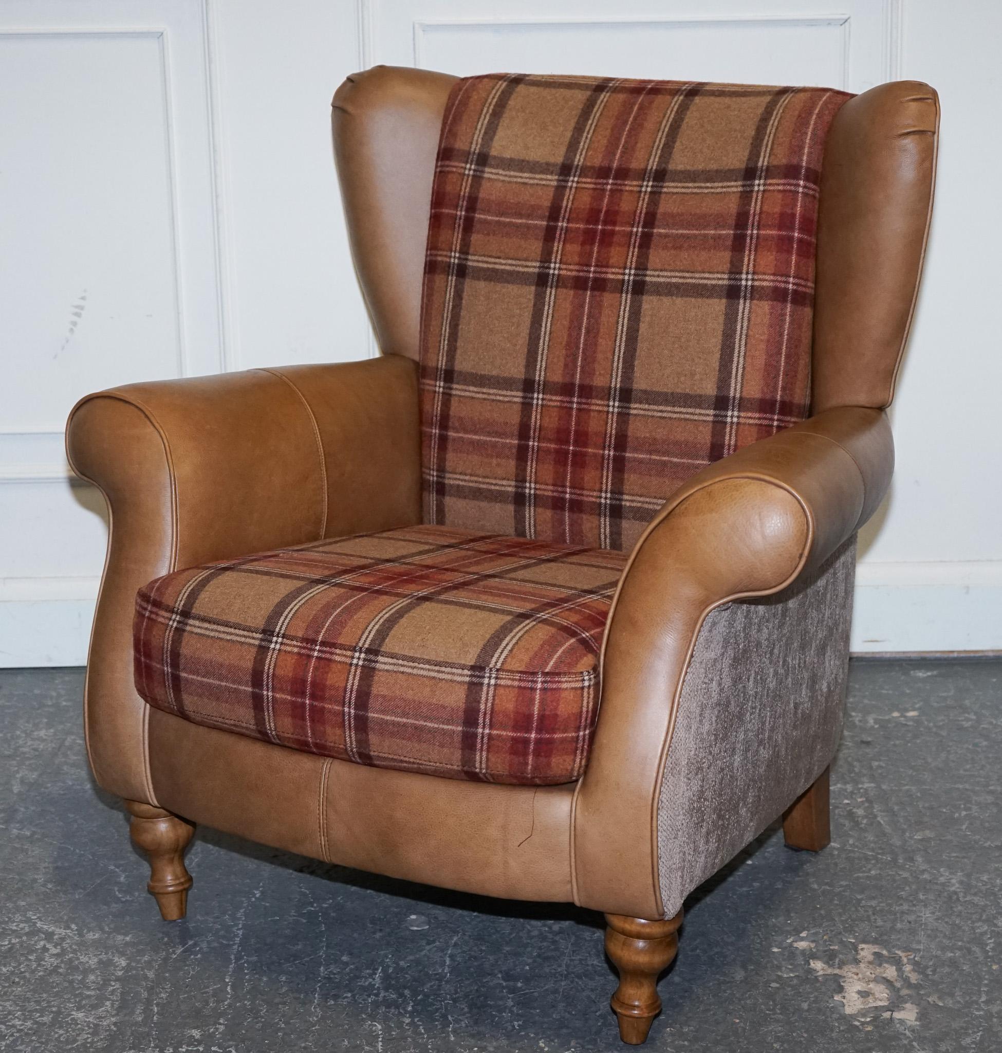 Britannique LE PAYSAGE STAGNANT DE  FAUTEUILS À OREILLES EN CUIR ET TISSU ALEXANDER & JAMES LAWRENCE en vente