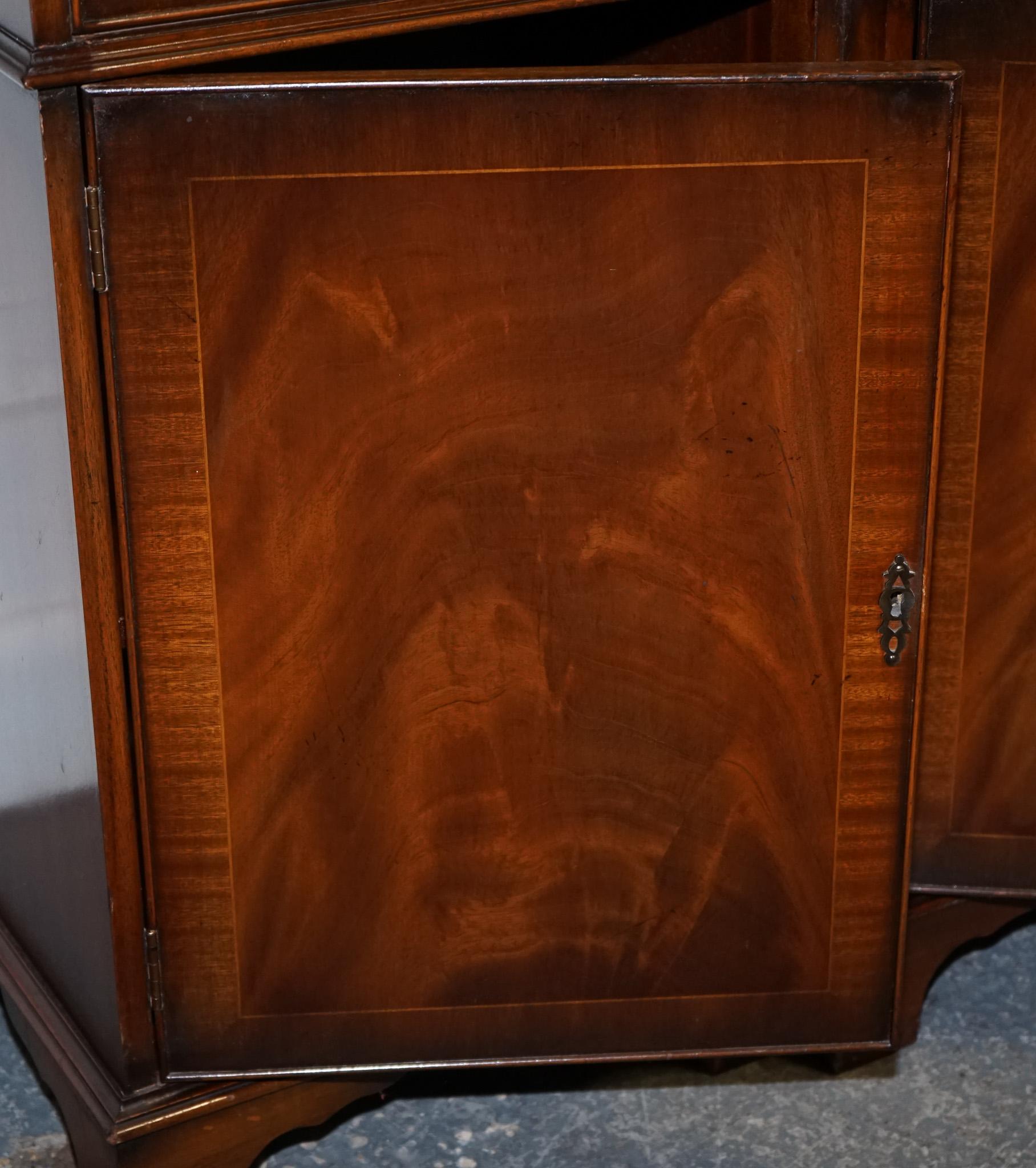 STUNNING GEORGIAN STYLE BREAKFRONT FOUR DOOR DISPLAY CABiNET BOOKCASE For Sale 2