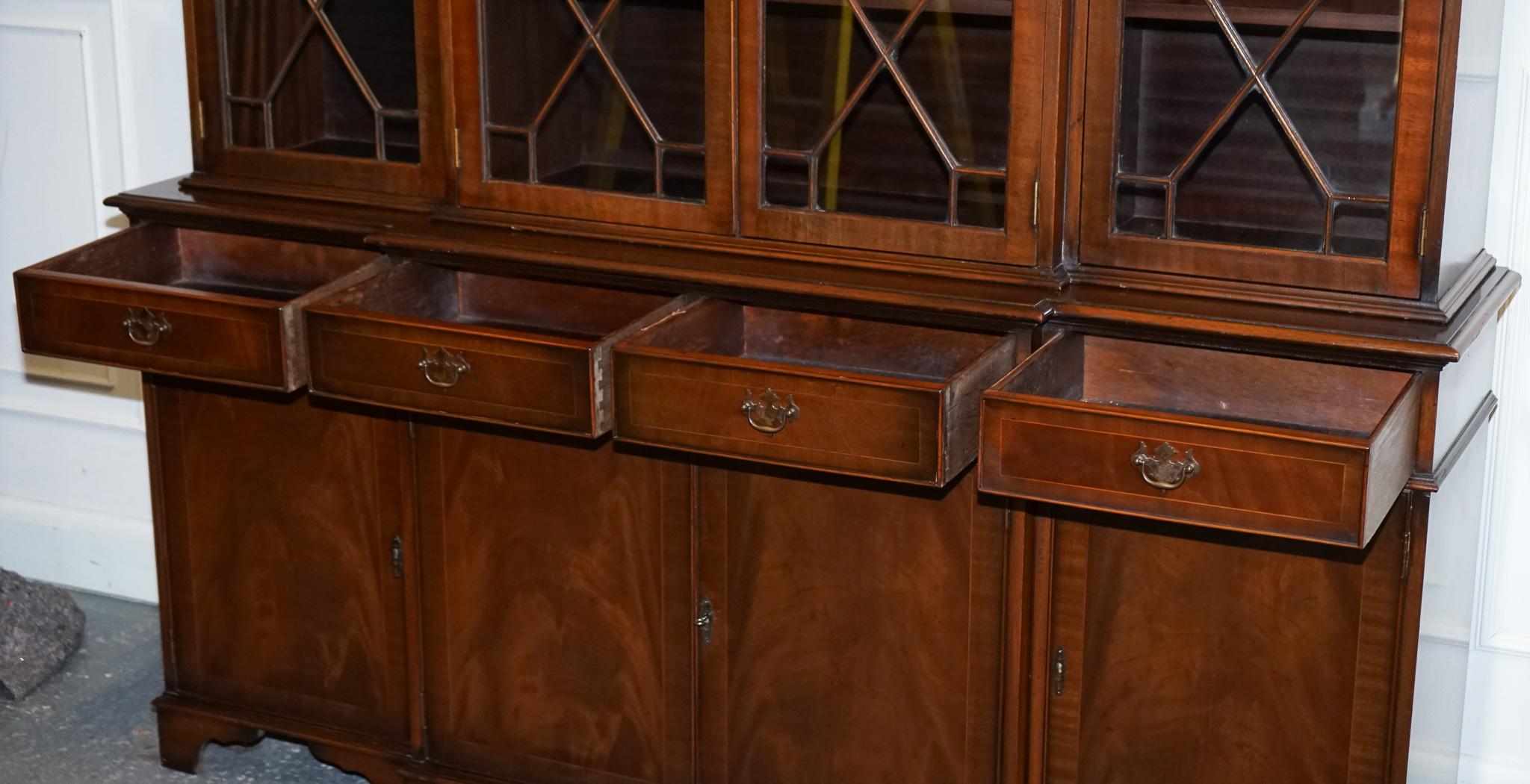 STUNNING GEORGIAN STYLE BREAKFRONT FOUR DOOR DISPLAY CABiNET BOOKCASE For Sale 5