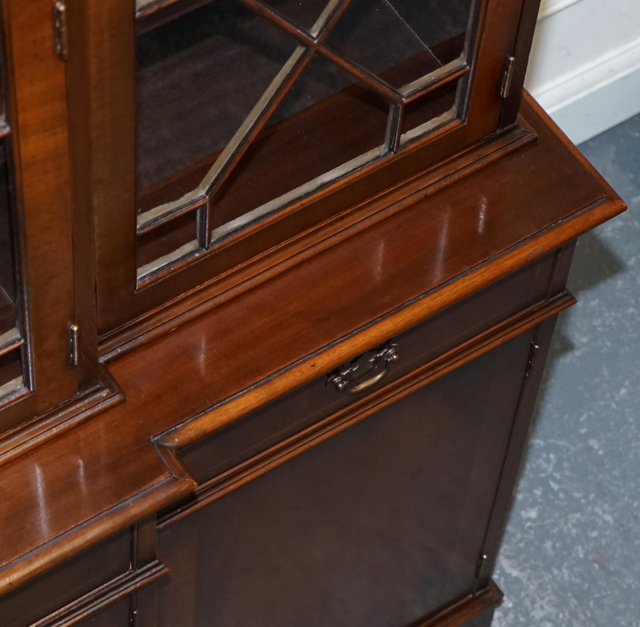 STUNNING GEORGIAN STYLE BREAKFRONT FOUR DOOR DISPLAY CABiNET BOOKCASE For Sale 3