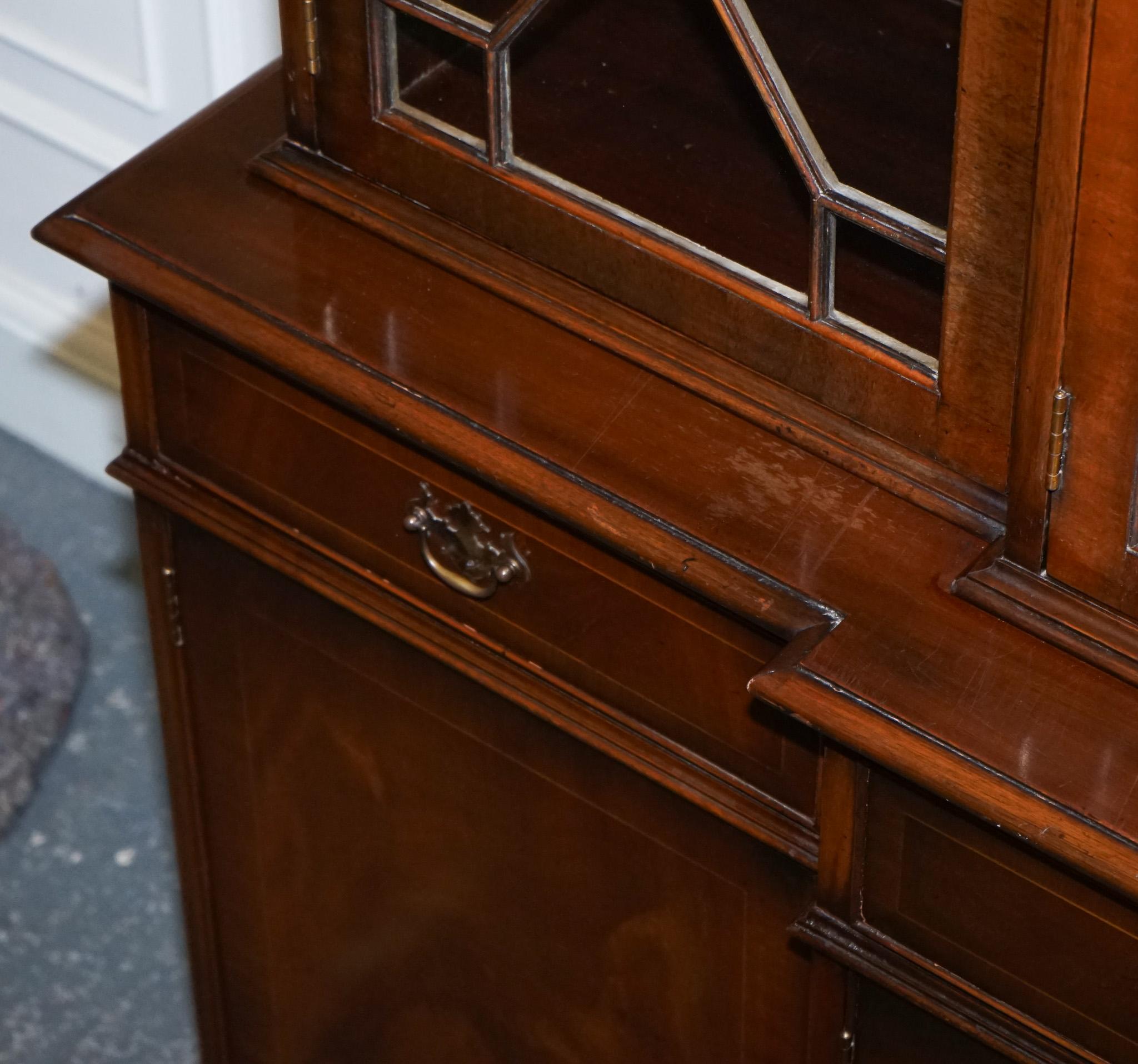 STUNNING GEORGIAN STYLE BREAKFRONT FOUR DOOR DISPLAY CABiNET BOOKCASE For Sale 4