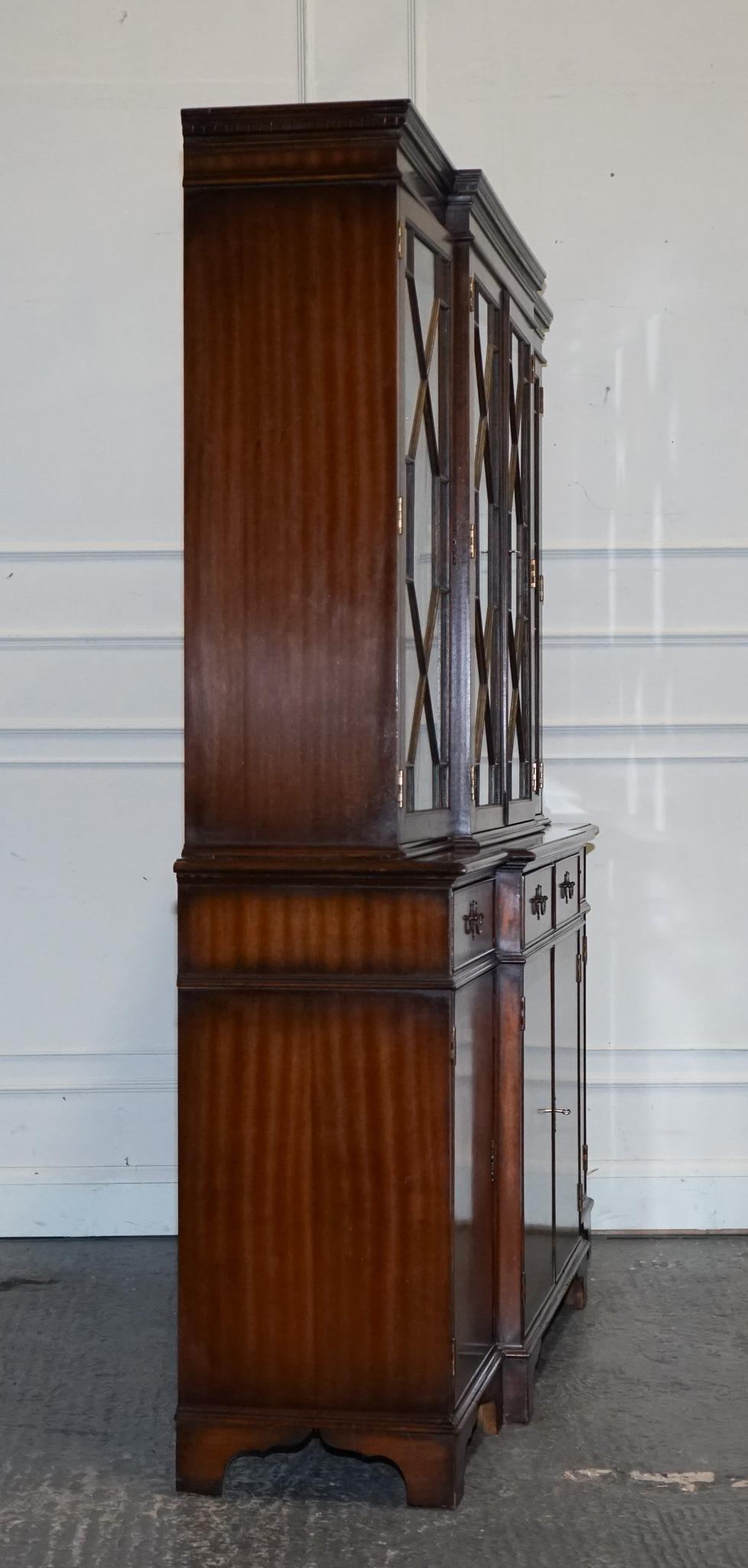 20th Century STUNNING GEORGIAN STYLE BREAKFRONT FOUR DOOR DISPLAY CABiNET BOOKCASE For Sale