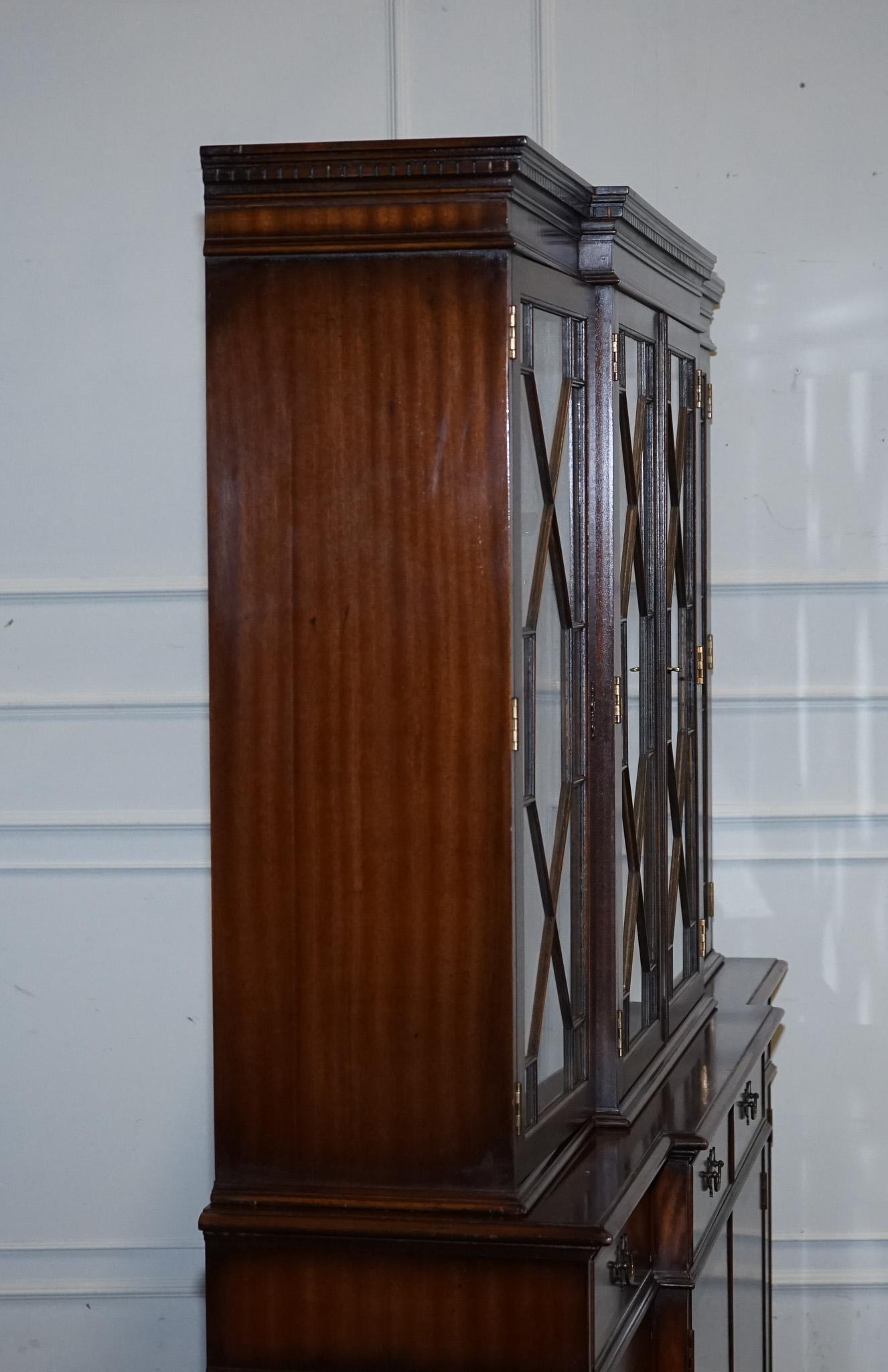 Hardwood STUNNING GEORGIAN STYLE BREAKFRONT FOUR DOOR DISPLAY CABiNET BOOKCASE For Sale
