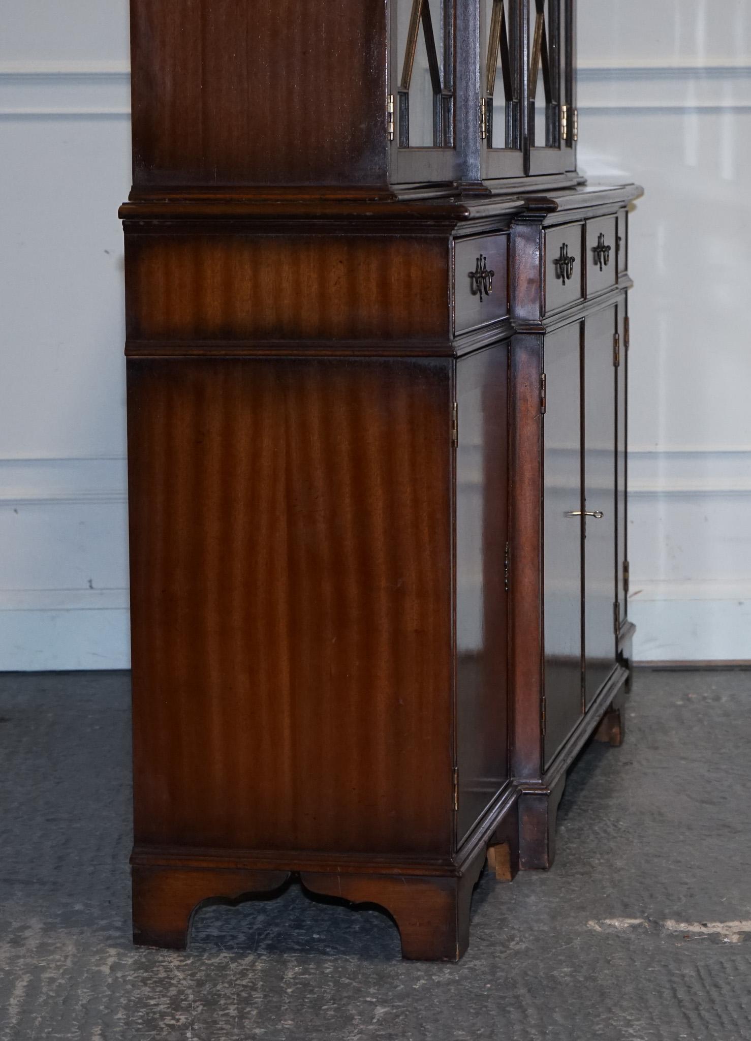 STUNNING GEORGIAN STYLE BREAKFRONT FOUR DOOR DISPLAY CABiNET BOOKCASE For Sale 6