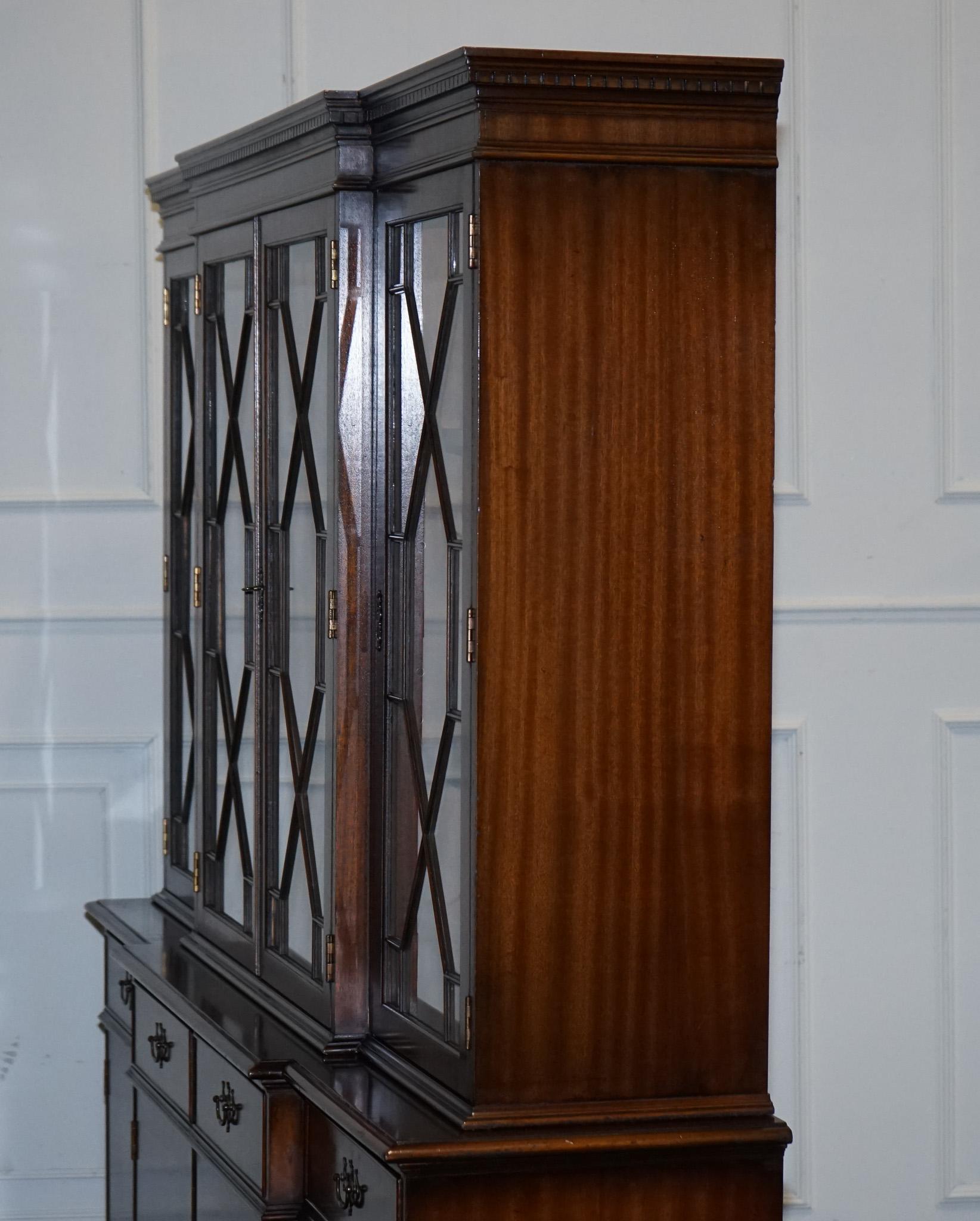 STUNNING GEORGIAN STYLE BREAKFRONT FOUR DOOR DISPLAY CABiNET BOOKCASE In Good Condition For Sale In Pulborough, GB