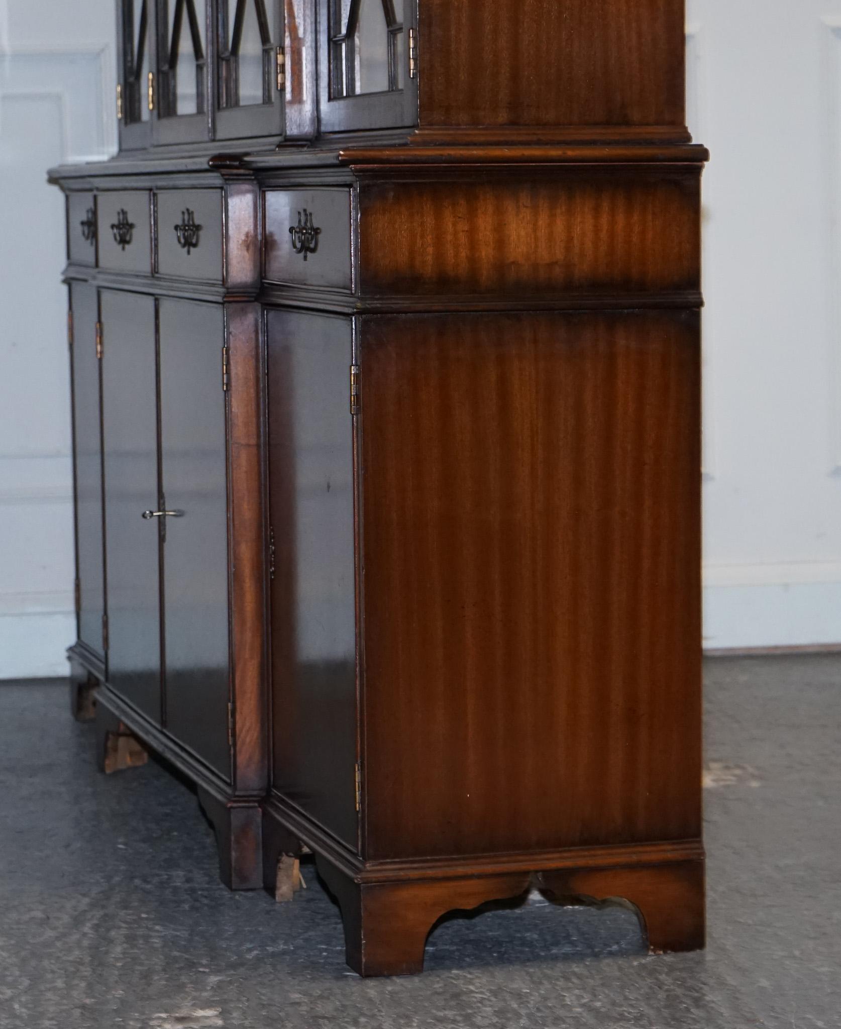 STUNNING GEORGIAN STYLE BREAKFRONT FOUR DOOR DISPLAY CABiNET BOOKCASE For Sale 7