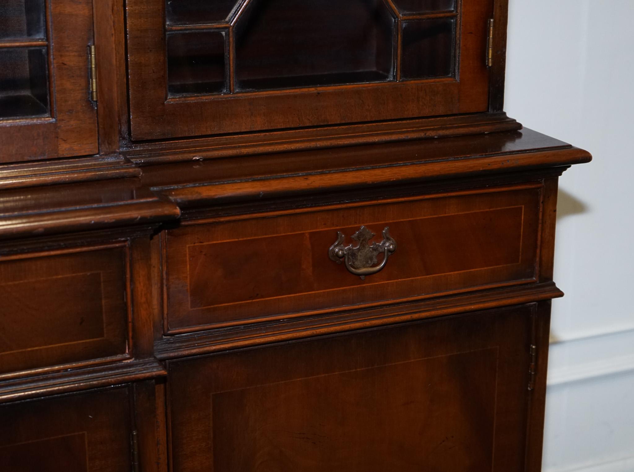 STUNNING GEORGIAN STYLE BREAKFRONT FOUR DOOR DISPLAY CABiNET BOOKCASE For Sale 11