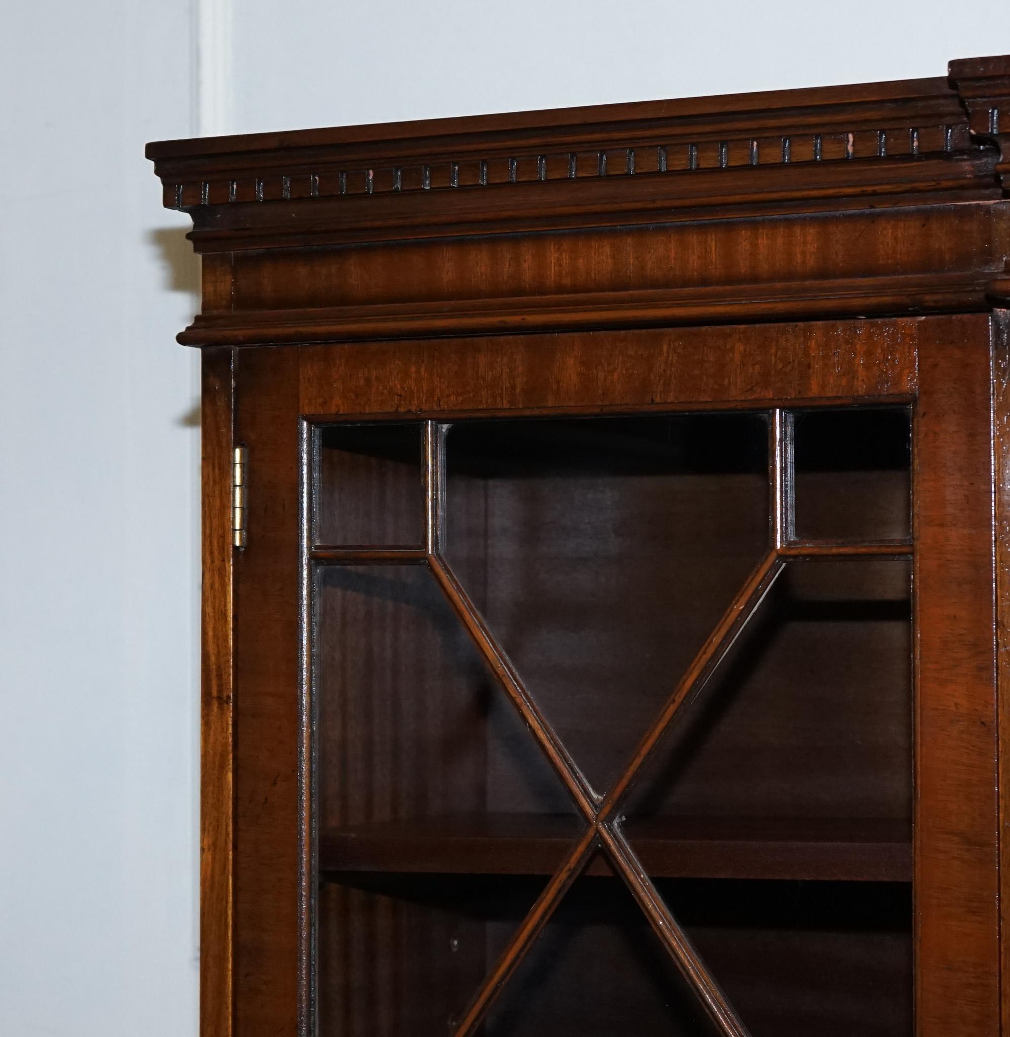 STUNNING GEORGIAN STYLE BREAKFRONT FOUR DOOR DISPLAY CABiNET BOOKCASE For Sale 12