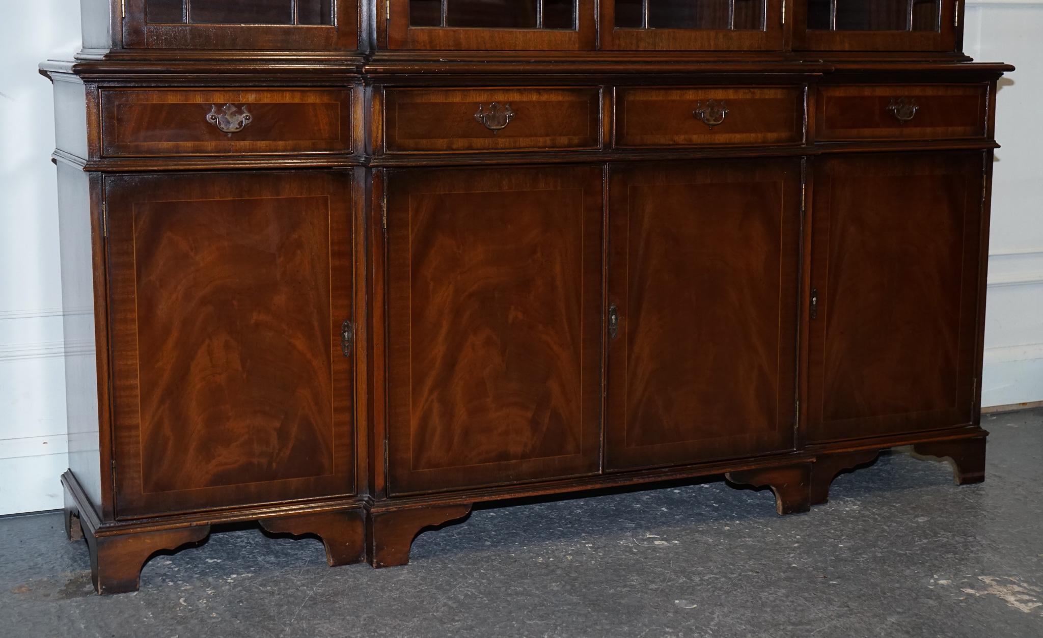 British STUNNING GEORGIAN STYLE BREAKFRONT FOUR DOOR DISPLAY CABiNET BOOKCASE For Sale