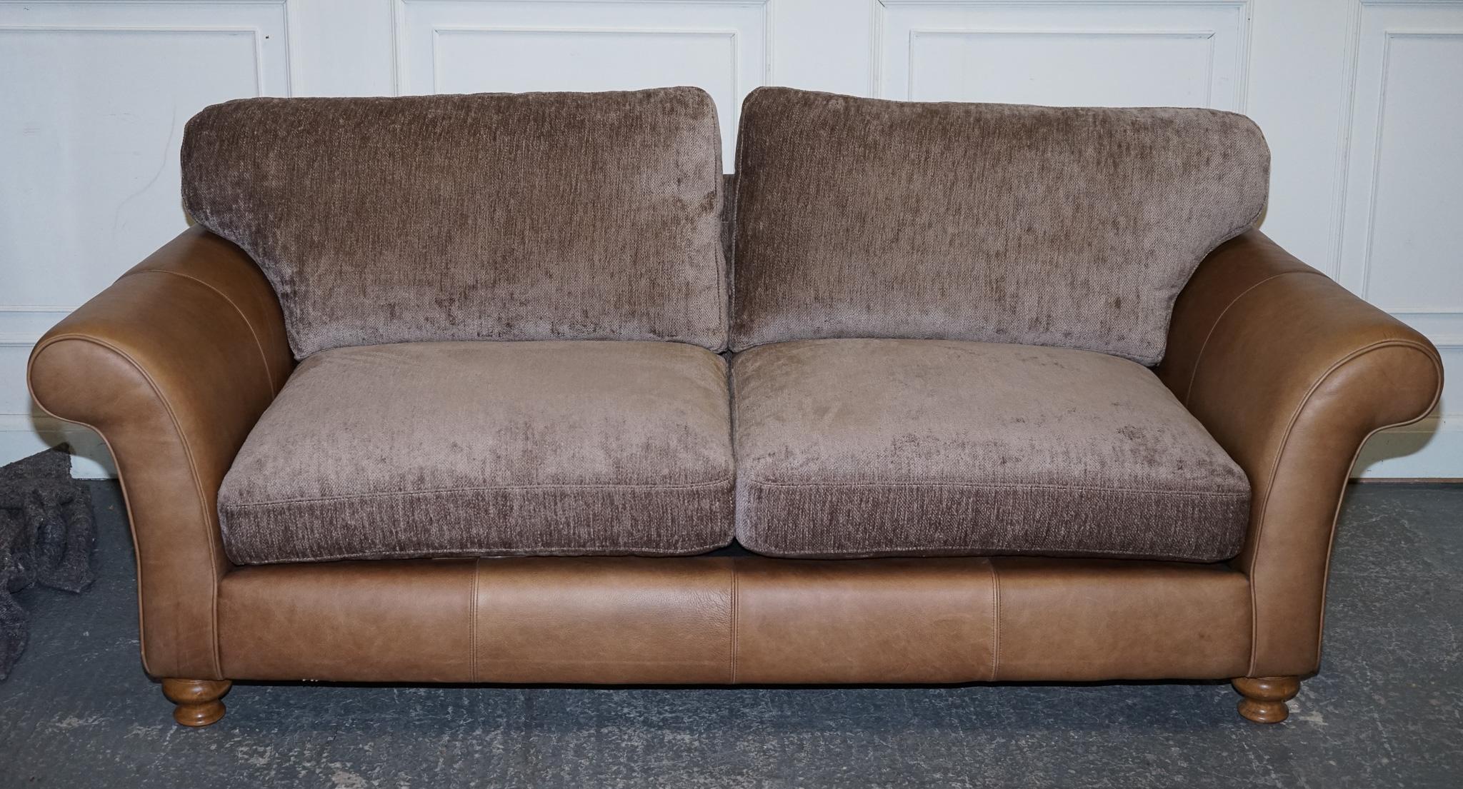 VINTAGE ALEXANDER & JAMES BLAKE SOFA DE 3 ASIENTOS EN CUERO Y FABRiC PVP £2240 Británico en venta