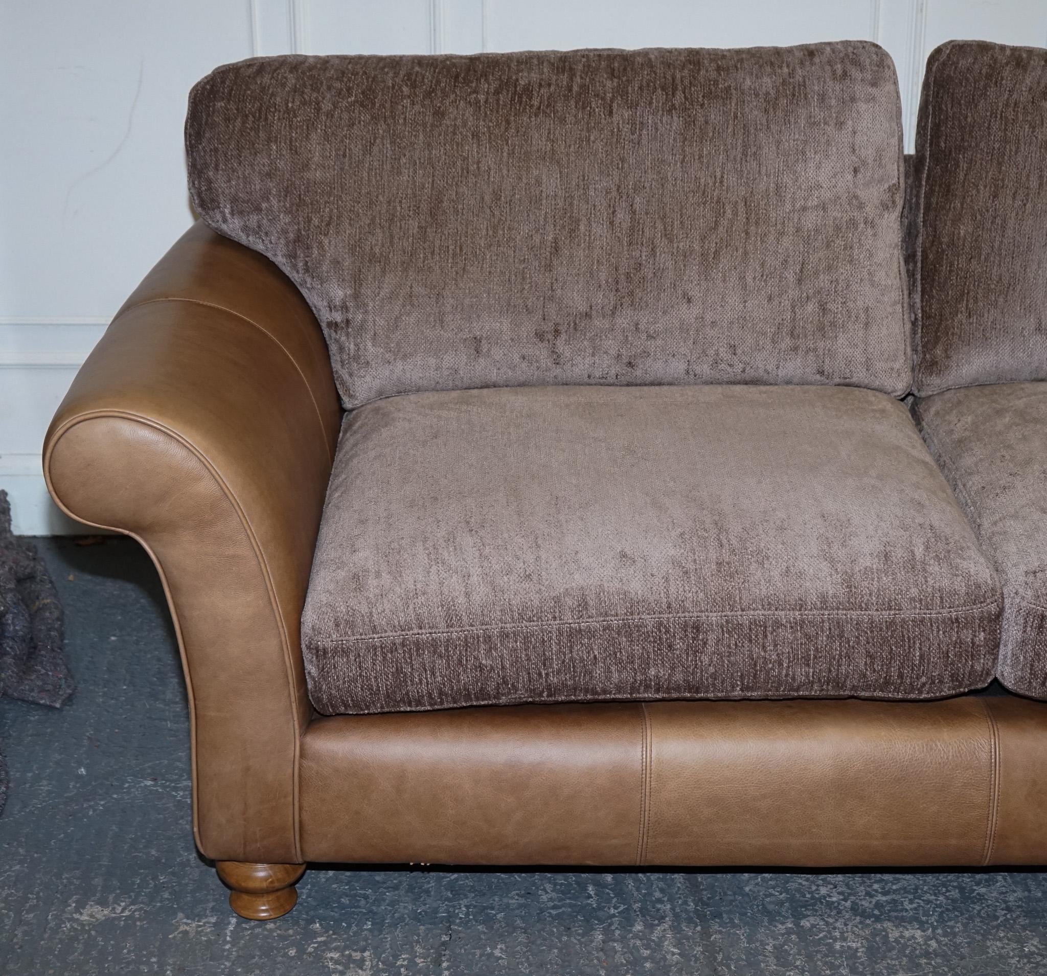 VINTAGE ALEXANDER & JAMES BLAKE SOFA DE 3 ASIENTOS EN CUERO Y FABRiC PVP £2240 Hecho a mano en venta