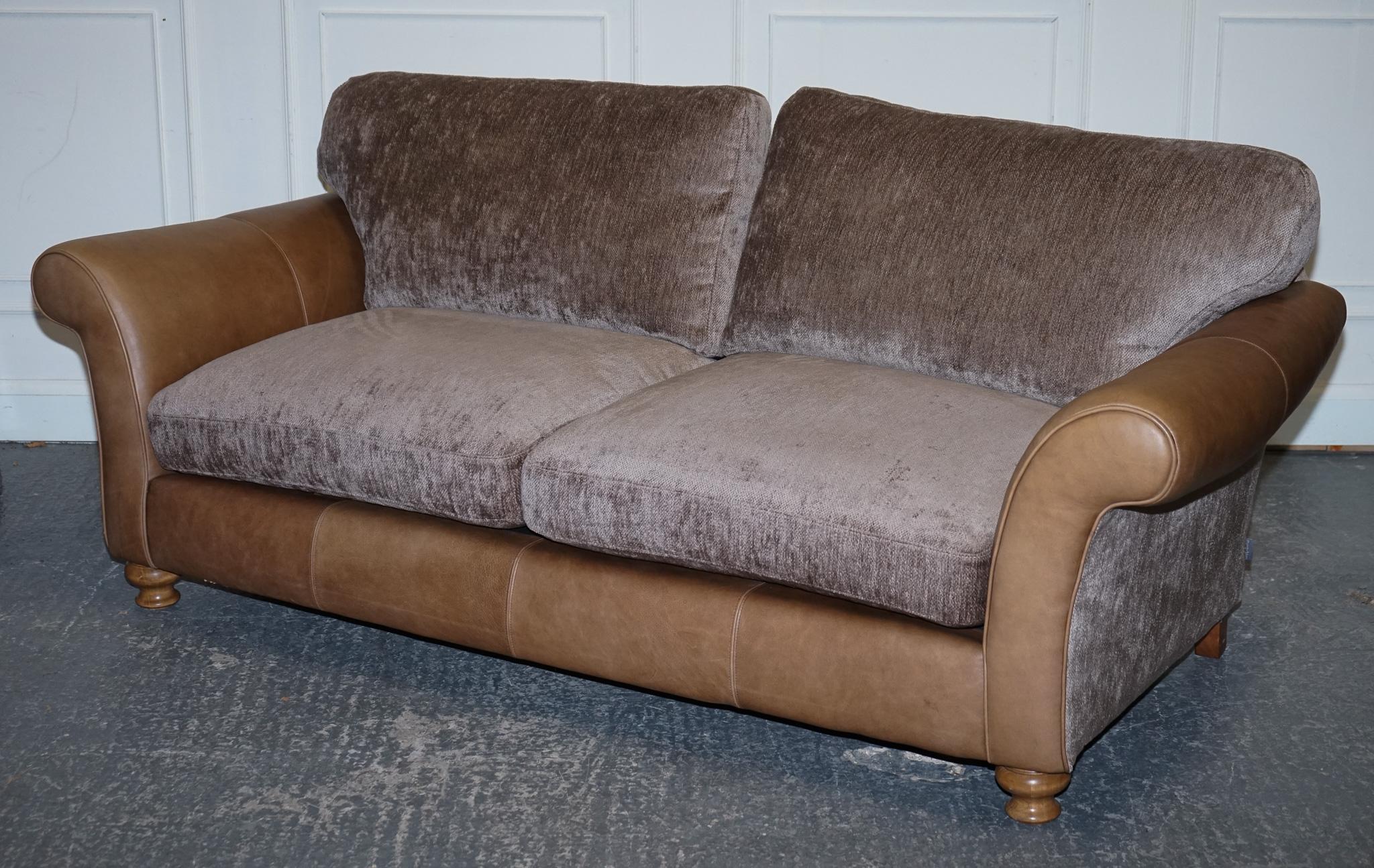 
Antigüedades de Londres



Este elegante sofá Alexander & James combina a la perfección el confort contemporáneo con un toque de encanto clásico. Presenta unos bonitos brazos enrollados y patas de madera torneada, que le dan un aspecto cálido y