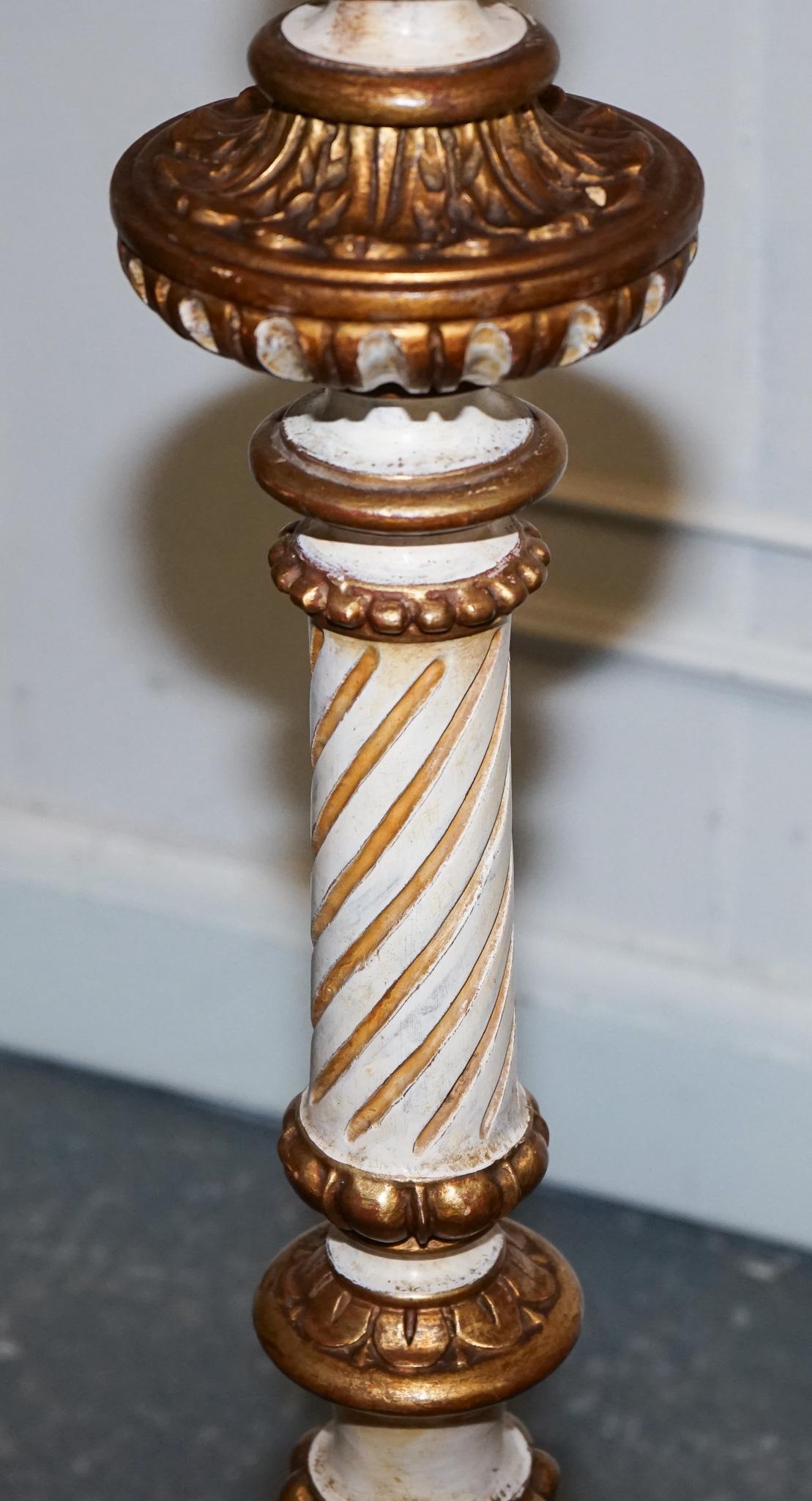 LAMPE DE SOL STANDARD ITALIENNE DE STYLE FLORENTINE, sculptée et peinte à la main en blanc et blanc cassé. Bon état - En vente à Pulborough, GB