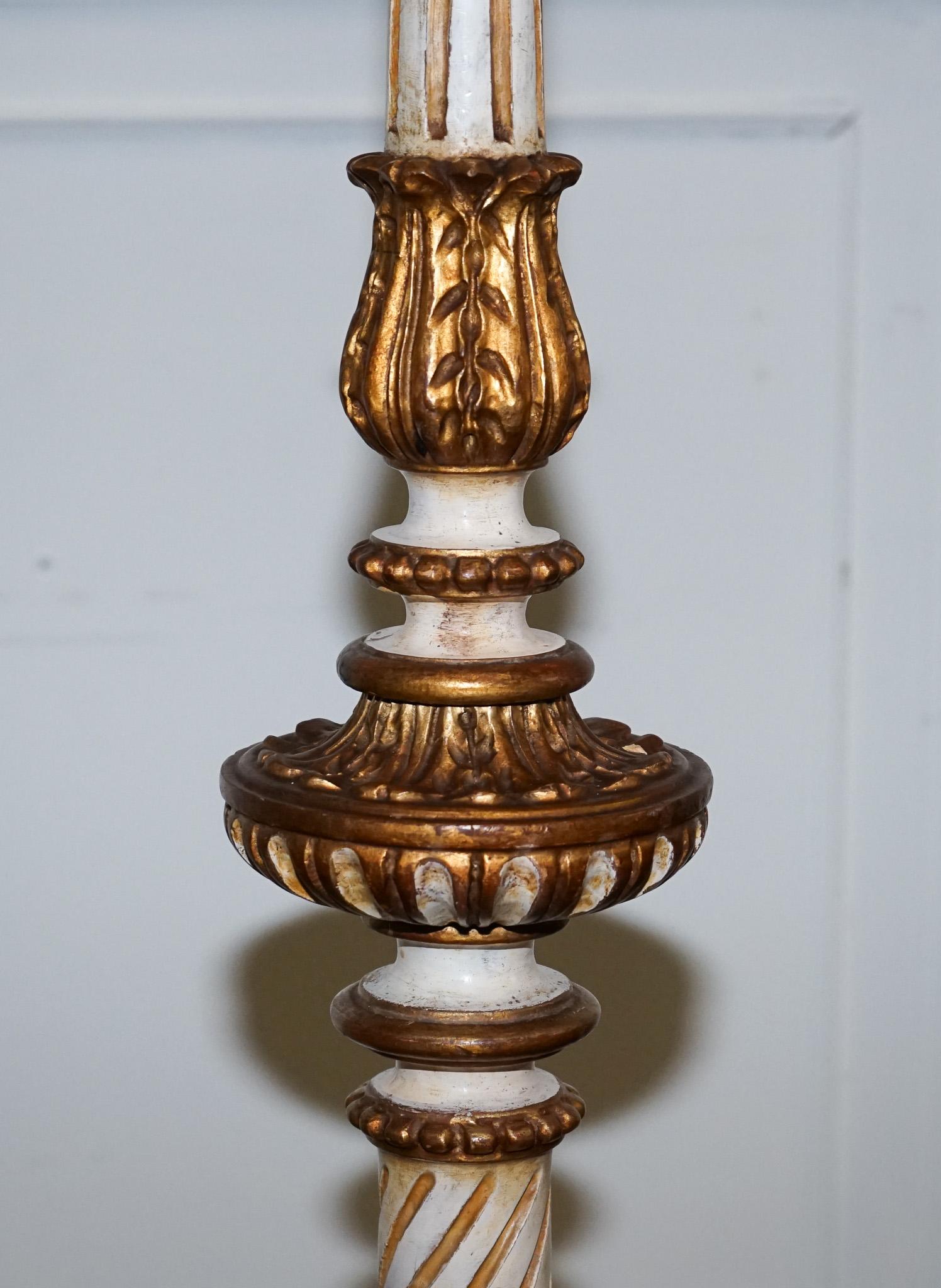 Bois de feuillus LAMPE DE SOL STANDARD ITALIENNE DE STYLE FLORENTINE, sculptée et peinte à la main en blanc et blanc cassé. en vente
