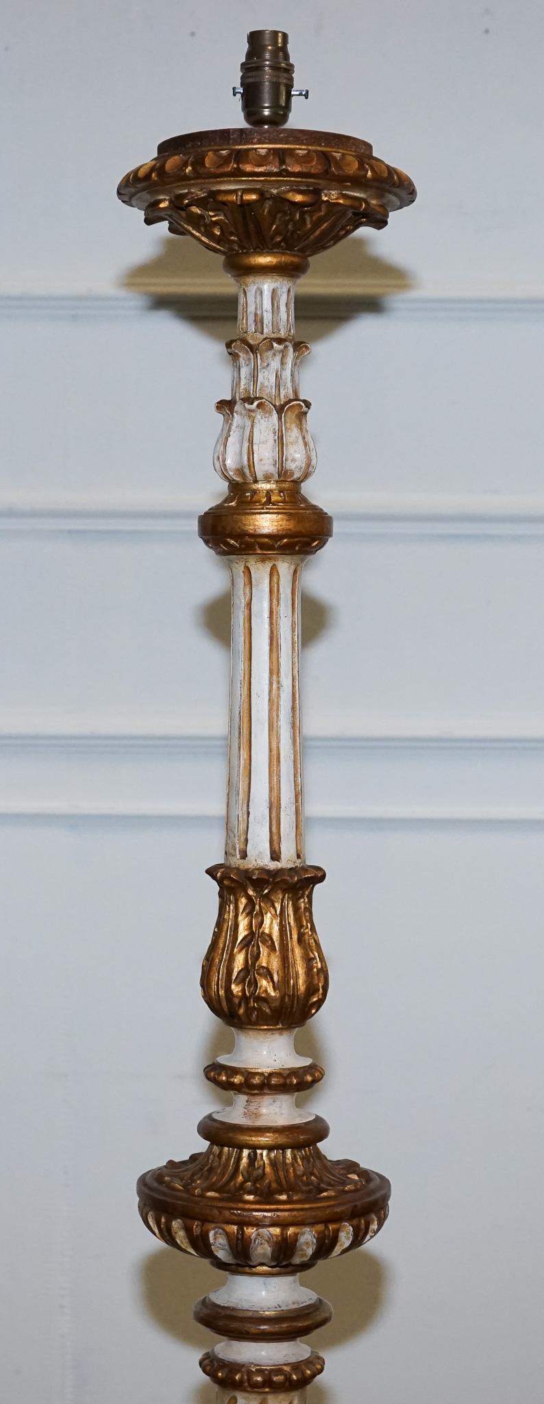 
Antiquités de Londres

Voici un magnifique lampadaire italien de style Florentine, peint à la main et datant des années 1930.

La lampe présente une base et une tige en bois sculpté avec des détails classiques élaborés, soulignés par de riches