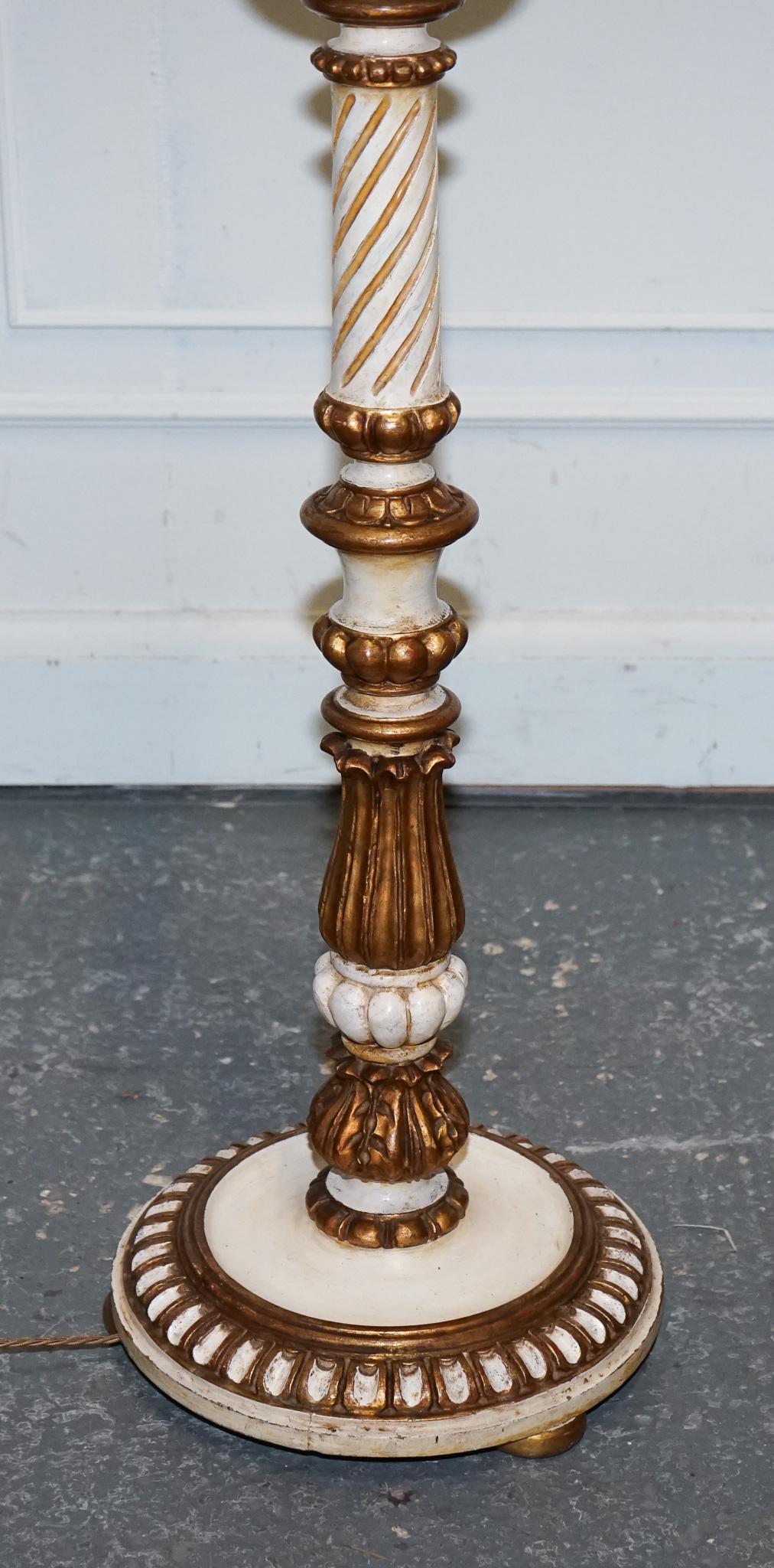 LAMPE DE SOL STANDARD ITALIENNE DE STYLE FLORENTINE, sculptée et peinte à la main en blanc et blanc cassé. en vente 1